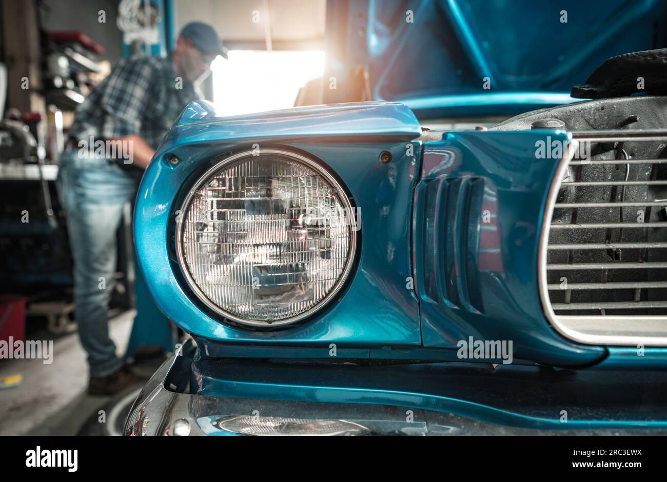 Classic Cars Restoration Worker accanto al suo veicolo restaurato. Tema retro Collectibles. Foto Stock