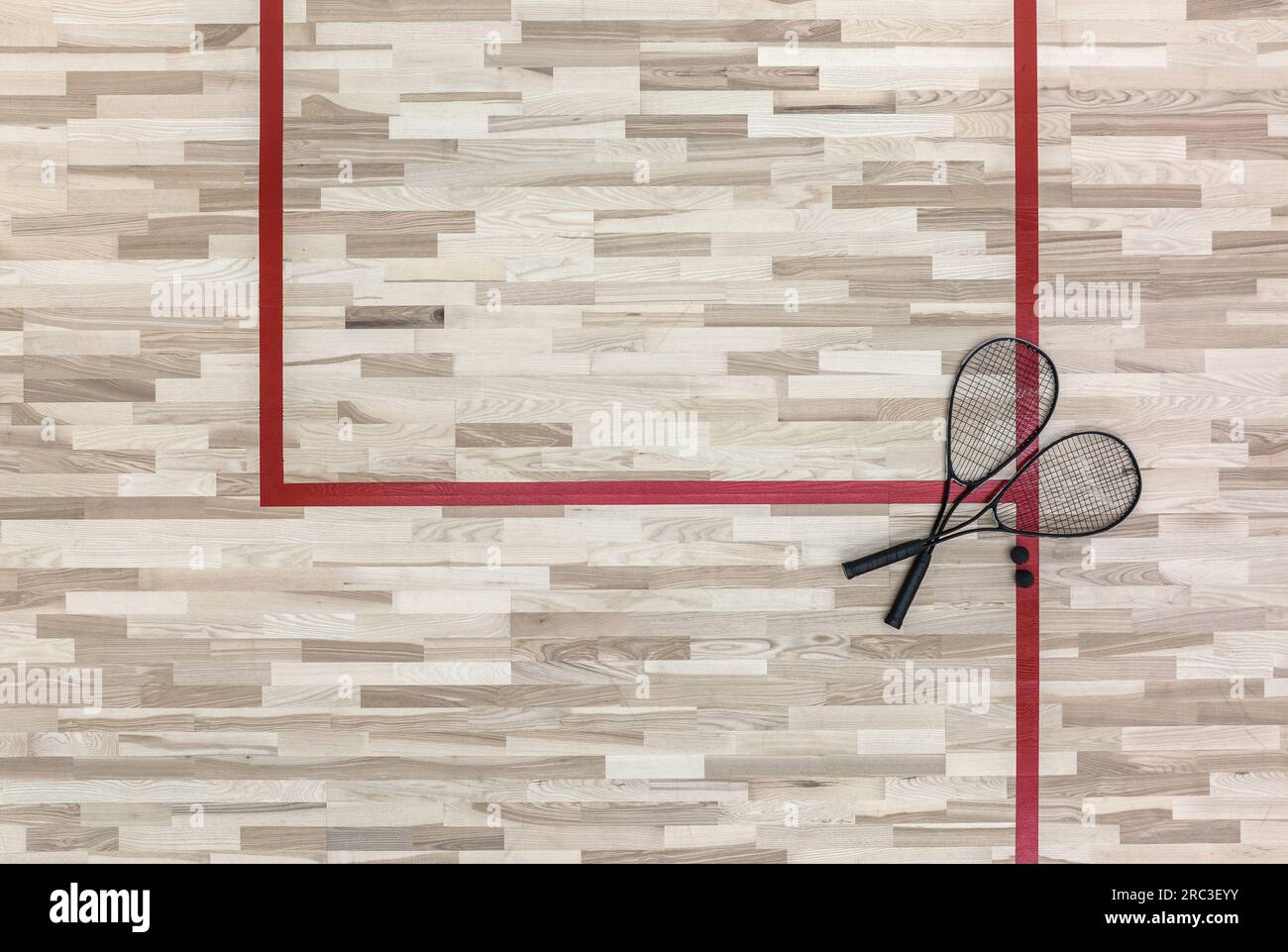 Racchette da squash e palla su un parquet. Tema sportivo. Foto Stock