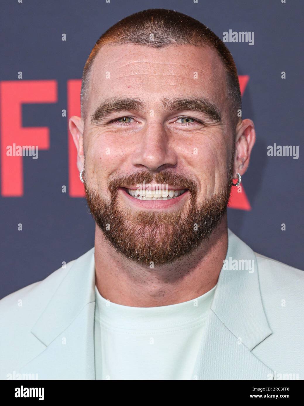 HOLLYWOOD, LOS ANGELES, CALIFORNIA, USA - 11 LUGLIO: Il tight end del football americano per i Kansas City Chiefs della National Football League Travis Kelce arriva alla Los Angeles Premiere della stagione 1 del "quarterback" di Netflix, tenutasi al Netflix Tudum Theater l'11 luglio 2023 a Hollywood, Los Angeles, California, Stati Uniti. (Foto di Xavier Collin/Image Press Agency) Foto Stock