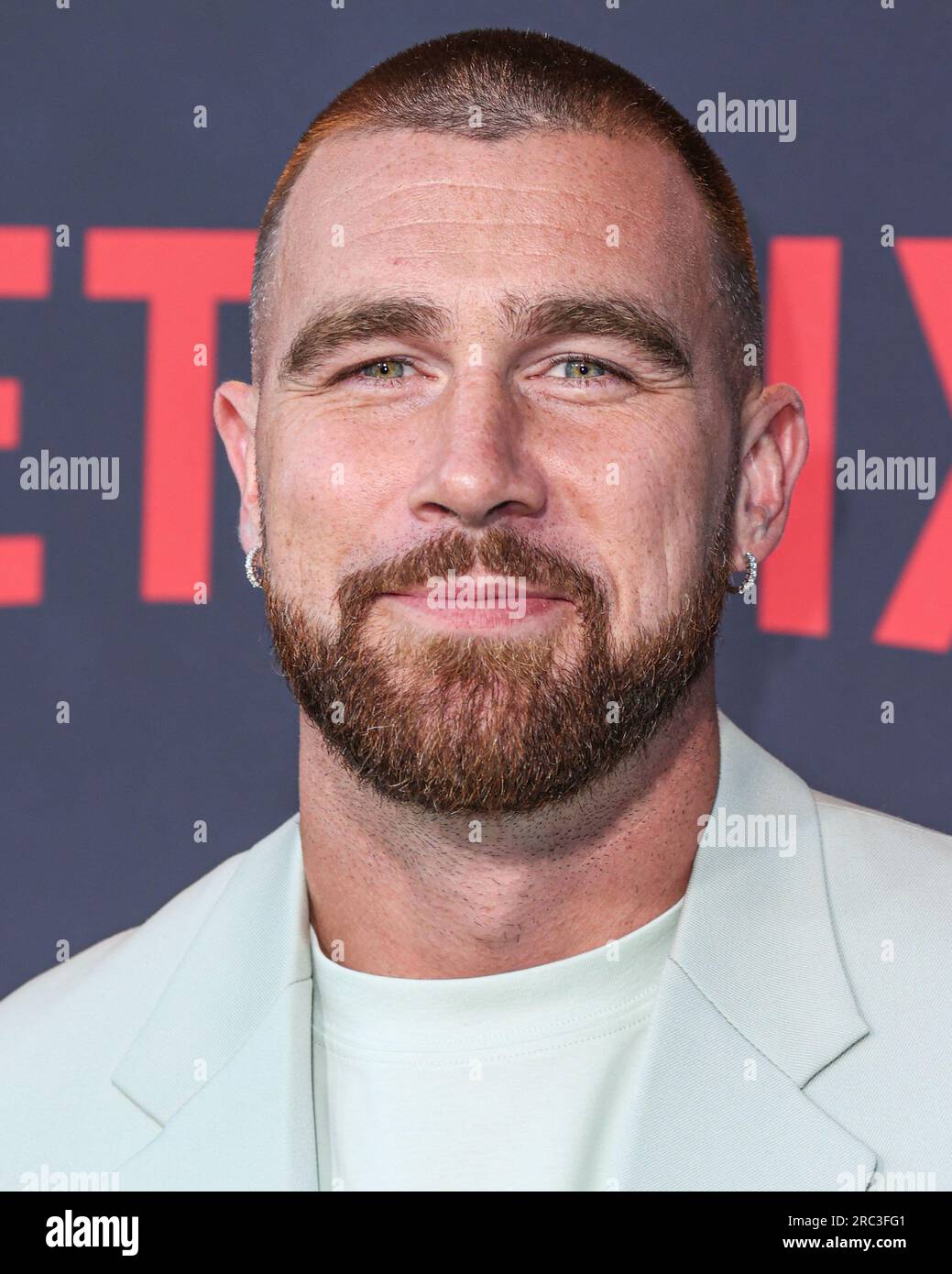 HOLLYWOOD, LOS ANGELES, CALIFORNIA, USA - 11 LUGLIO: Il tight end del football americano per i Kansas City Chiefs della National Football League Travis Kelce arriva alla Los Angeles Premiere della stagione 1 del "quarterback" di Netflix, tenutasi al Netflix Tudum Theater l'11 luglio 2023 a Hollywood, Los Angeles, California, Stati Uniti. (Foto di Xavier Collin/Image Press Agency) Foto Stock