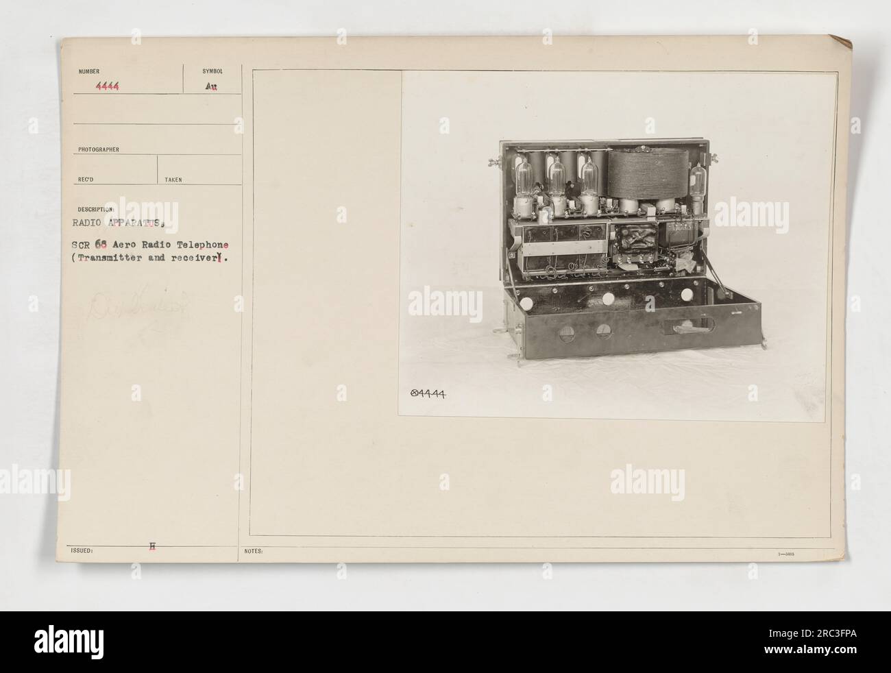 111-SC-4444 è una fotografia che raffigura un apparecchio radio emesso durante la prima guerra mondiale. Lo stand radio nell'immagine mostra il simbolo "ATT SCR 68 Aero radio Telephone", identificandolo come trasmettitore e ricevitore. Questa attrezzatura ha svolto un ruolo cruciale nelle comunicazioni durante la guerra. Foto Stock