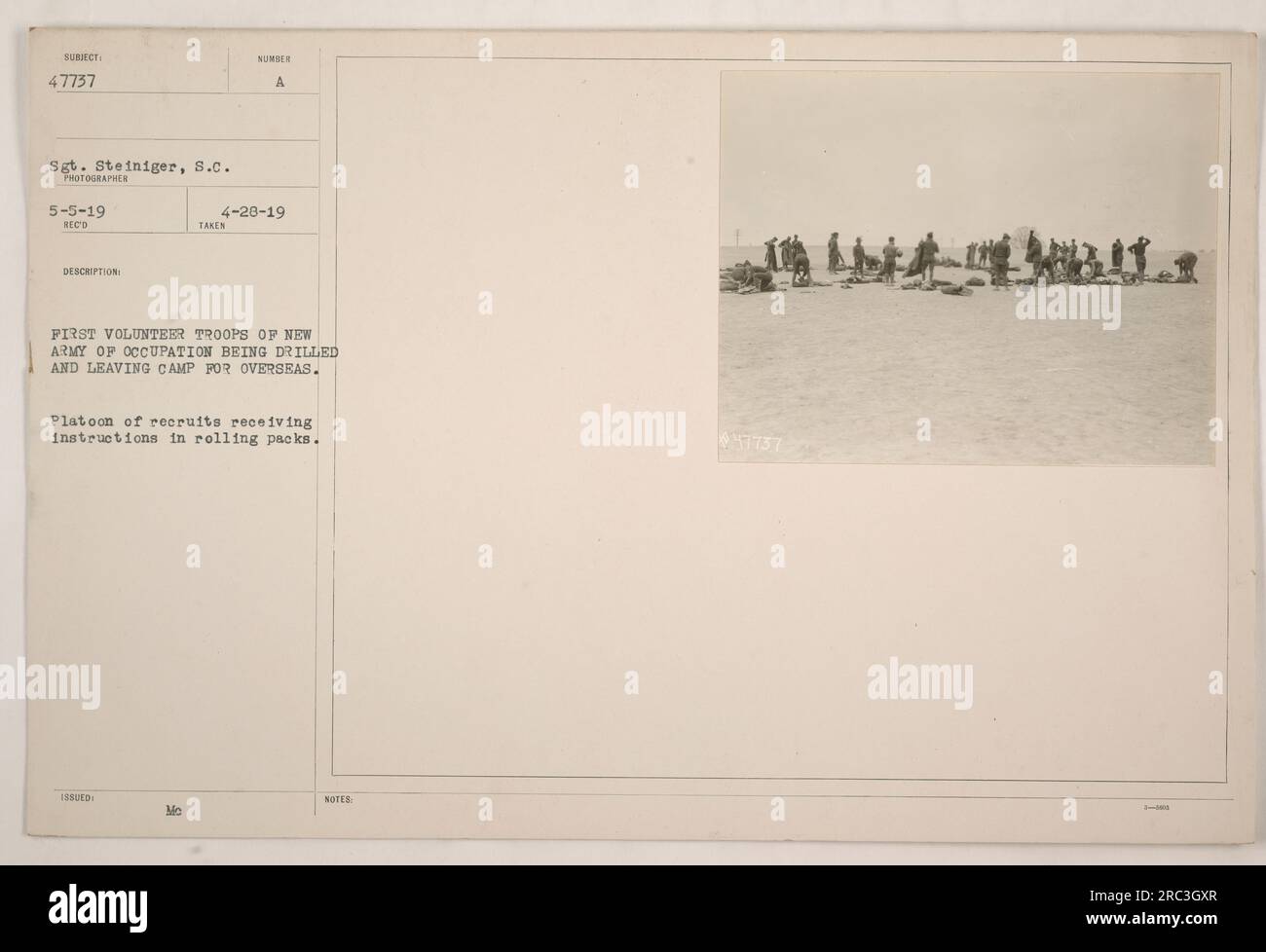 Plotone di prime truppe volontarie del nuovo esercito di occupazione in fase di addestramento e preparandosi a lasciare il campo per il dispiegamento all'estero durante la prima guerra mondiale. Le reclute ricevono istruzioni sui pacchetti rotanti. Foto scattata il 20 aprile 1919 dal sergente Steiniger, S.C. Foto Stock