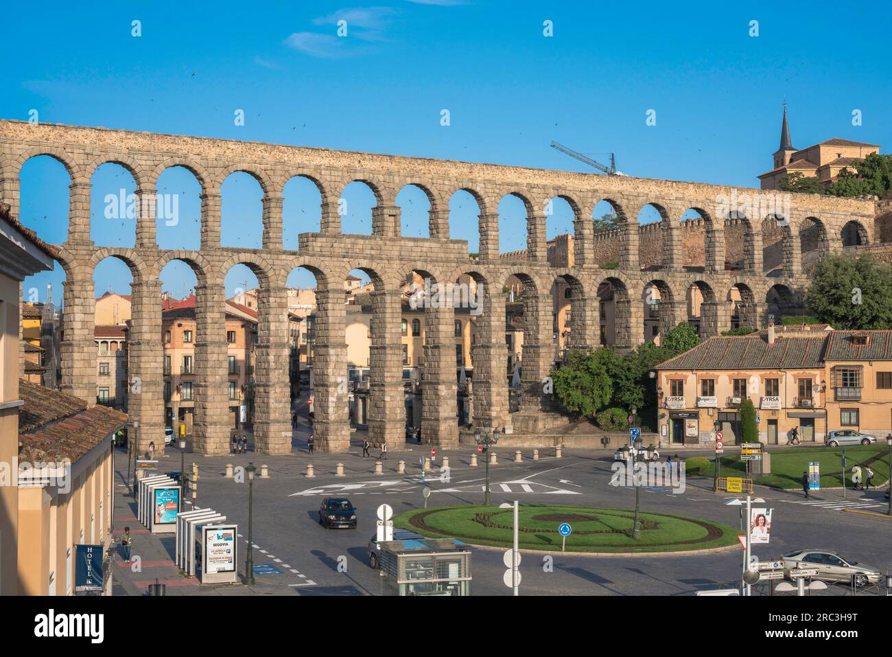 Edificio romano della Spagna, vista dell'acquedotto del i secolo che attraversa la città di Segovia, mostrando la Plaza Acueducto Oriental in primo piano, Spagna Foto Stock