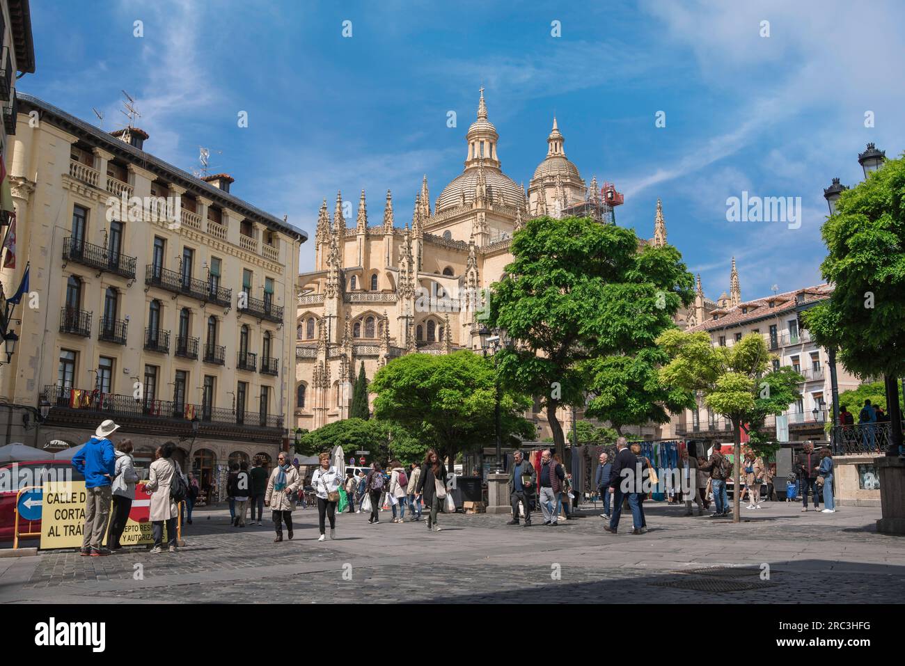 Plaza Mayor Segovia, vista estiva della storica Plaza Mayor di Segovia che mostra la magnifica cattedrale barocca, Spagna Foto Stock