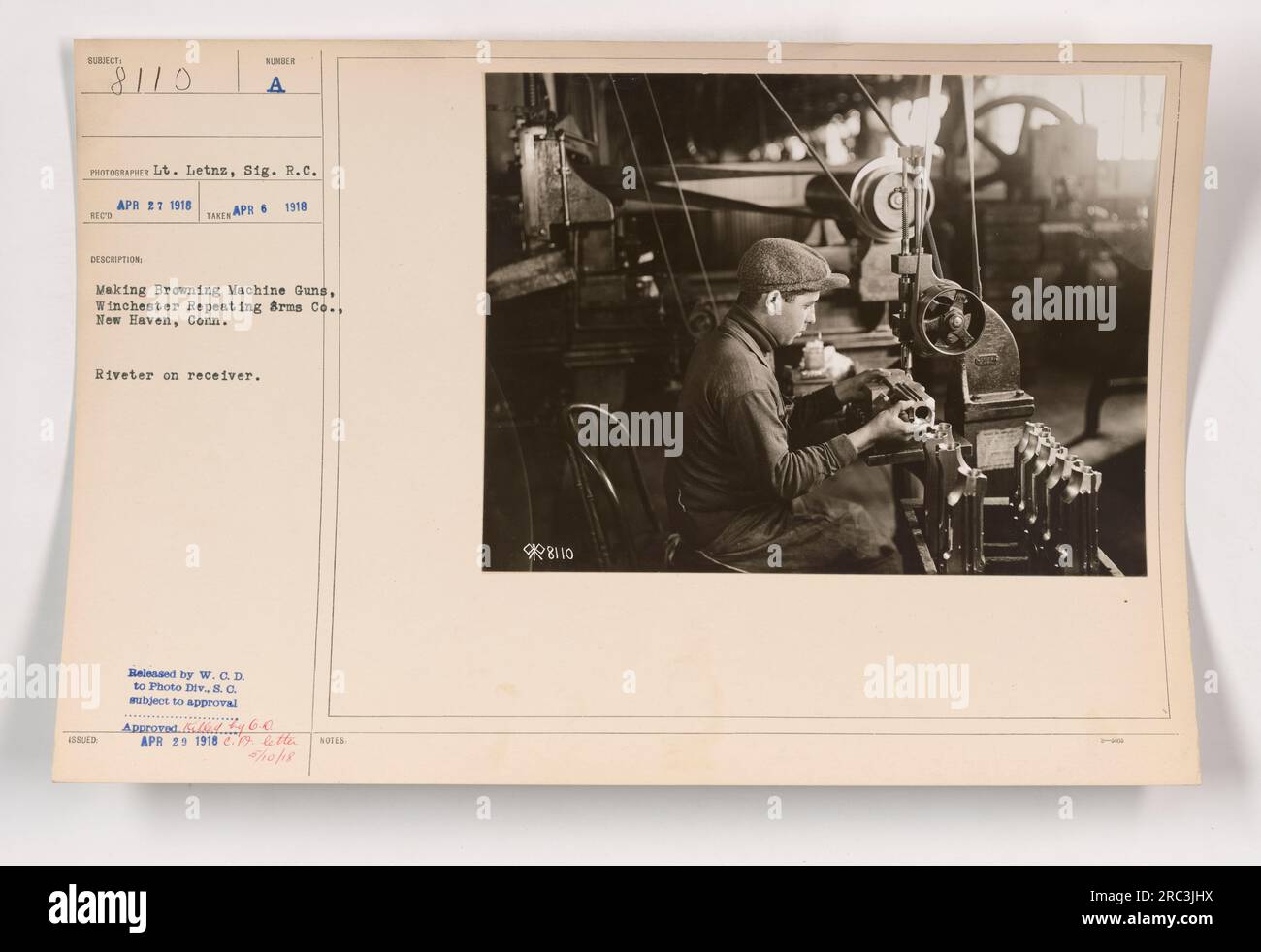 Immagine: La fotografia mostra un rivettatore che lavora sul ricevitore di una Browning Machine Gun alla Winchester Repeating Arms Co. A New Haven, Connecticut, nell'aprile 1918. Questa immagine è stata scattata dal tenente Letns del Signal Corps, ed è stata approvata dalla Photo Division il 29 aprile 1918. Foto Stock