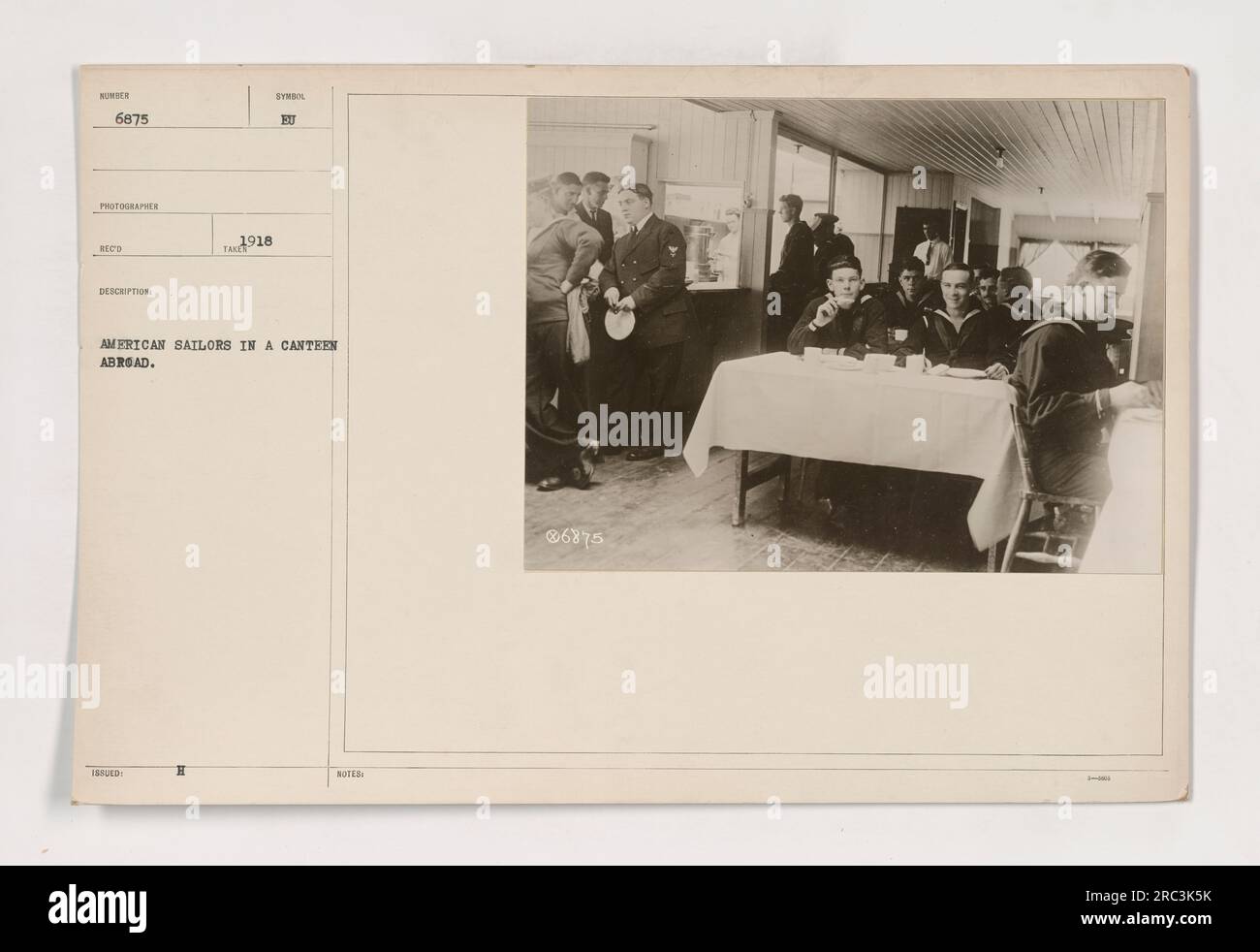 Marinai americani che si godono un pasto in una mensa al Naval Men's Club durante la prima guerra mondiale Questa fotografia, scattata nel 1918, mostra il cameratismo e il supporto fornito dal club per gli American servicemmers che servono all'estero. L'immagine fa parte delle fotografie delle attività militari americane durante la prima guerra mondiale. Foto Stock