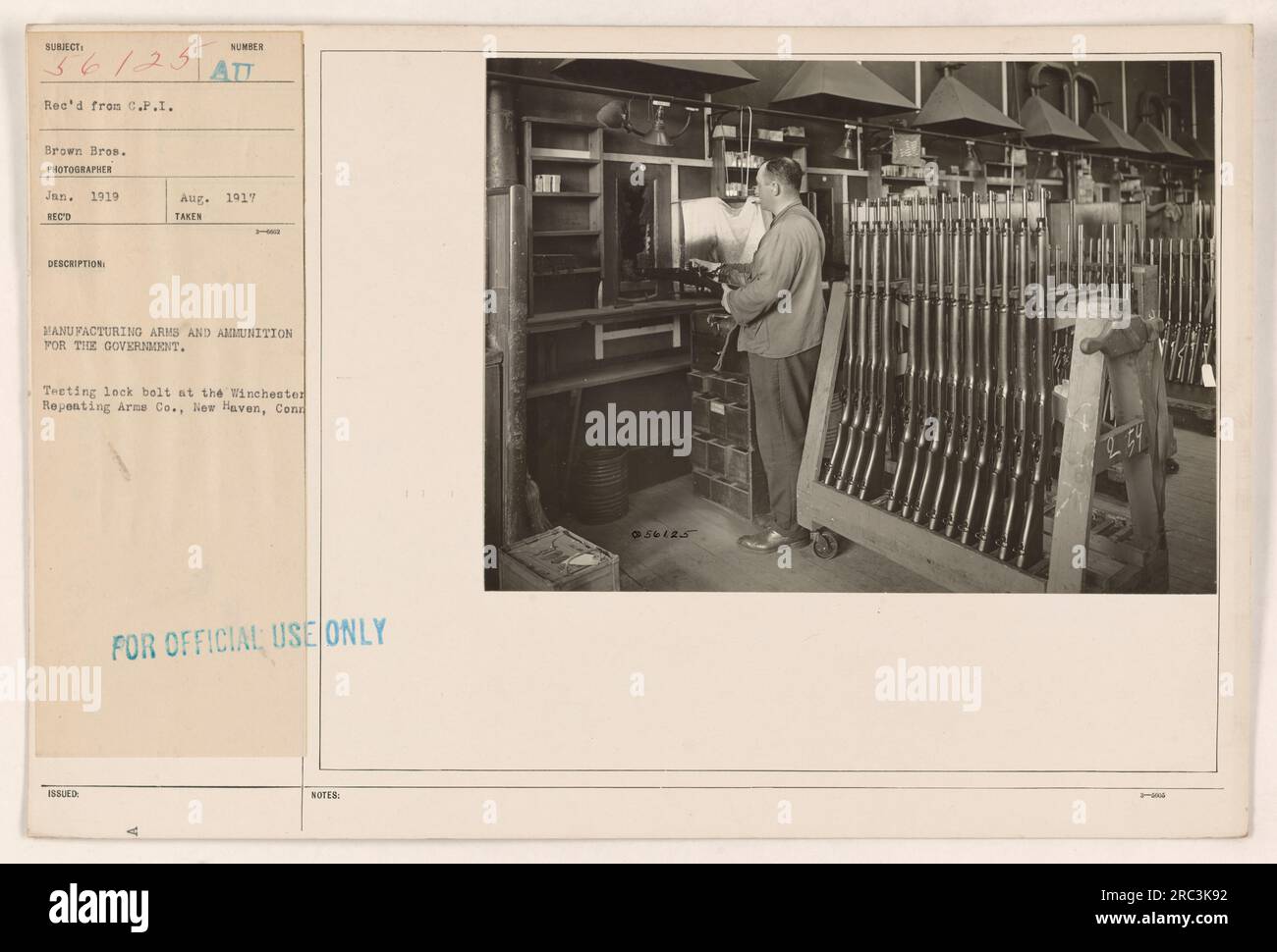 Prova del bullone di bloccaggio presso la Winchester Repeating Arms Co., New Haven, Conn. Questa immagine raffigura le attività di produzione di armi e munizioni per il governo durante la prima guerra mondiale. La fotografia è stata scattata nel gennaio 1919 e è stata ricevuta dalla CPI Brown Bros. Nell'agosto 1917. L'immagine è destinata esclusivamente all'uso ufficiale. Foto Stock