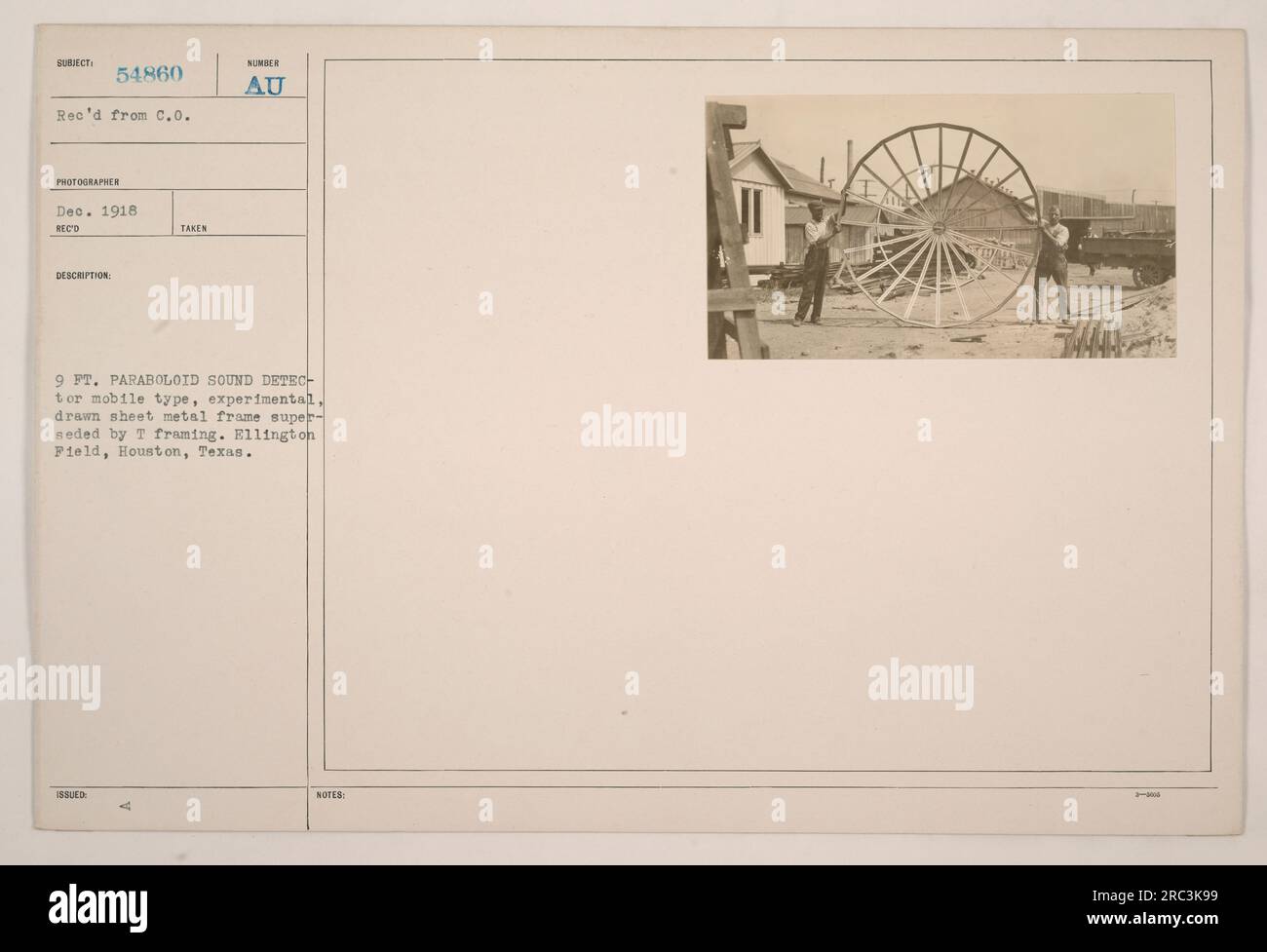 Questa è una fotografia scattata nel dicembre 1918 all'Ellington Field di Houston, Texas. Mostra un rivelatore acustico parabolico sperimentale di 9 piedi, che era un dispositivo di tipo mobile con una struttura in lamiera disegnata. Questo design del telaio è stato sostituito dalla cornice T. La fotografia è stata ricevuta dalla fonte c.0. 54860. Foto Stock