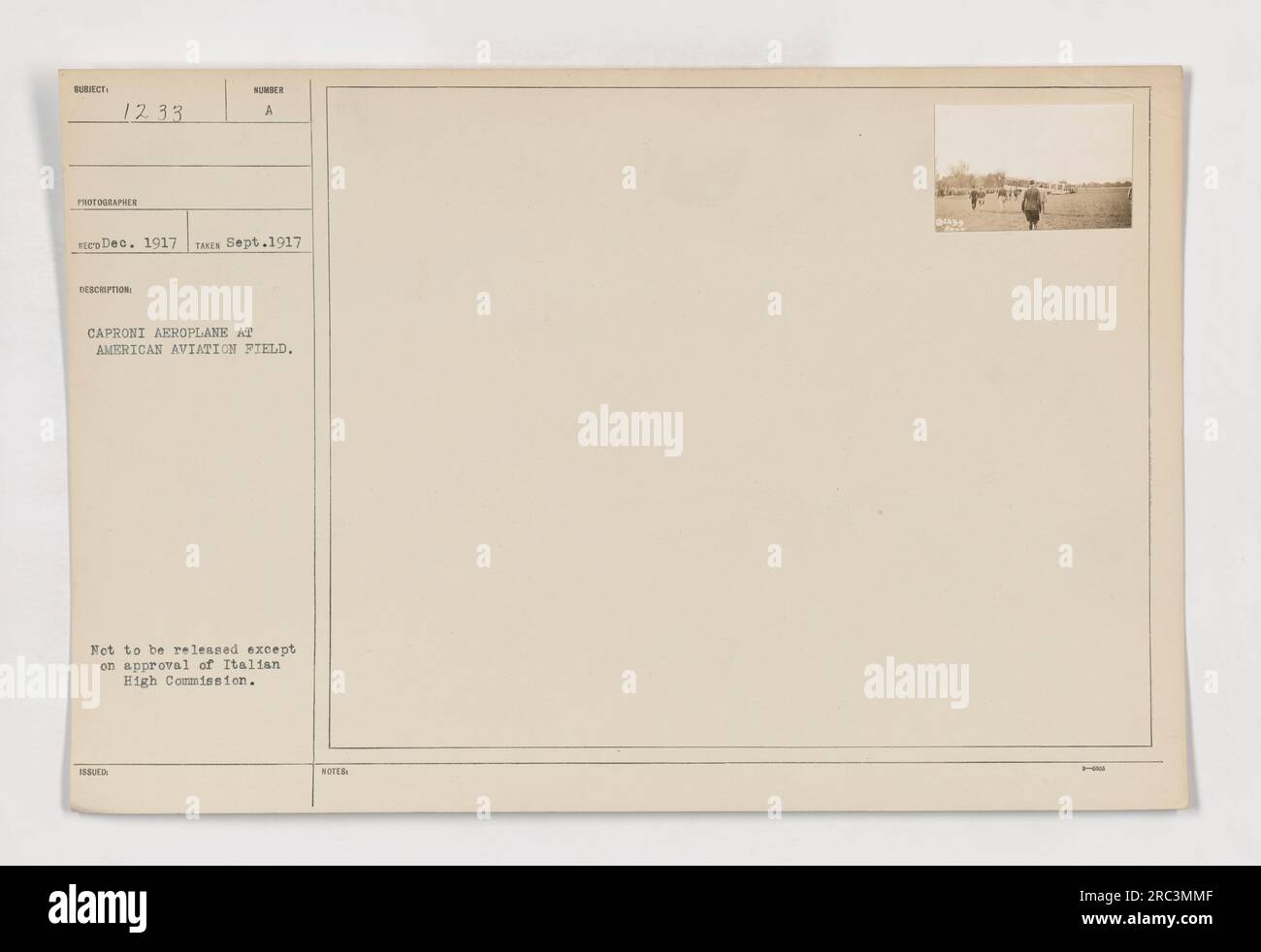 Aereo Caproni in un campo dell'aviazione americana. Questa fotografia è stata scattata nel settembre 1917 da A.E. L'immagine mostra l'aereo Caproni, un progetto italiano utilizzato dall'esercito americano durante la prima guerra mondiale. Se rilasciato, richiede l'approvazione dell'alta Commissione Italiana. La fotografia è etichettata come 111-SC-1233, con note aggiuntive che menzionano 6054. Foto Stock