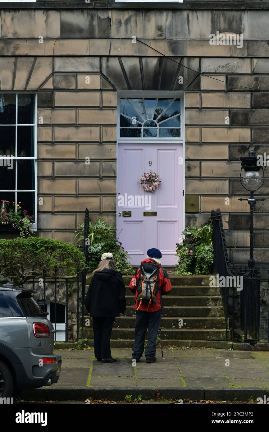 Edimburgo Scozia, Regno Unito, 12 luglio 2023. Le persone si fermano a guardare una porta d'ingresso di New Town che il consiglio indagherà per vedere se soddisfa le regole del colore. credit sst/alamy live news Foto Stock