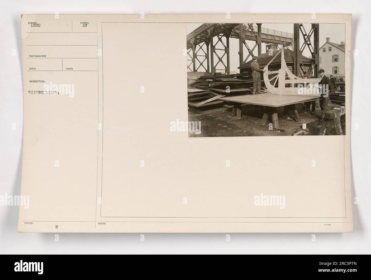 Lavoratori che costruiscono una nave negli anni '1620 L'immagine cattura le attività di costruzione navale durante quel periodo di tempo. La fotografia fornisce una panoramica delle tecniche e dei processi coinvolti nella costruzione delle navi durante l'inizio del XVII secolo. Foto Stock