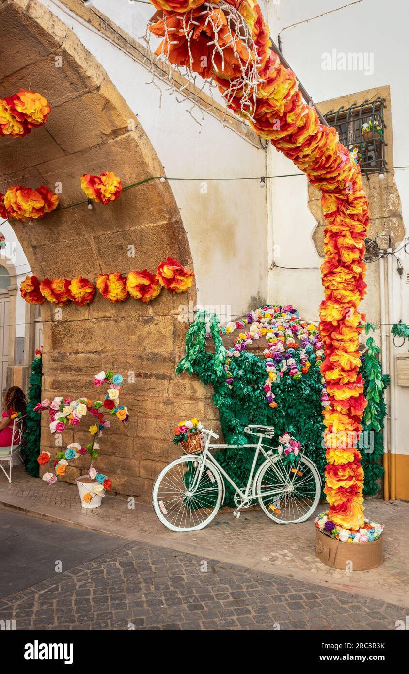 Tomar, Portogallo - 8 luglio 2023: Dettaglio della decorazione di una delle strade della città di Tomar in Portogallo, durante la Festa dos Tabuleiros. Foto Stock