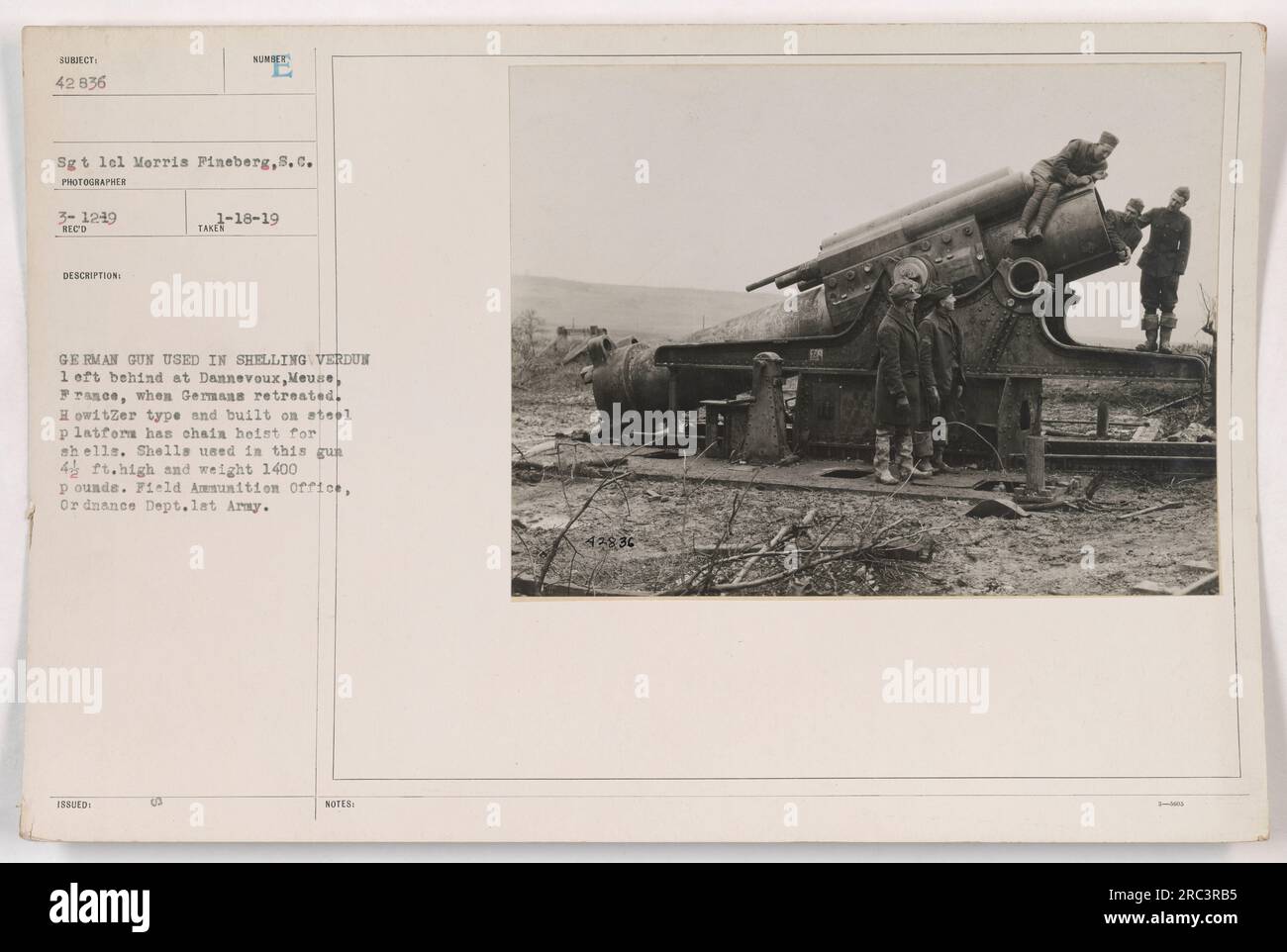 '111-SC-42836: Il sergente FIX Morris Fineberg ha scattato una fotografia raffigurante una pistola tedesca T-18-19 utilizzata per bombardare Verdun durante la prima guerra mondiale. Il cannone fu lasciato a Dannevoux, Mosa, in Francia, dai tedeschi in ritirata. Si tratta di una pistola ad obice costruita su una piattaforma in acciaio e dotata di un paranco a catena per i gusci. I proiettili usati in questo cannone erano di 4 piedi. alto e pesato 1400 libbre. Questa immagine è stata scattata al Field Ammunition Office nel Dipartimento di Ordnance della prima Armata. Note: 42936." Foto Stock