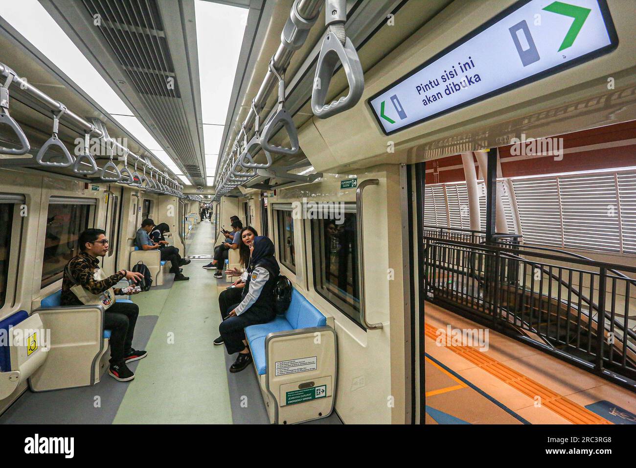 Giacarta, Indonesia. 12 luglio 2023. I passeggeri sono visti all'interno del Light Rail Transit (LRT) Jabodebek (Jakarta-Bogor-Depok-Bekasi) durante un periodo di prova limitato a Jakarta, Indonesia, il 12 luglio 2023. Crediti: DWI Aqilasyah/Xinhua/Alamy Live News Foto Stock