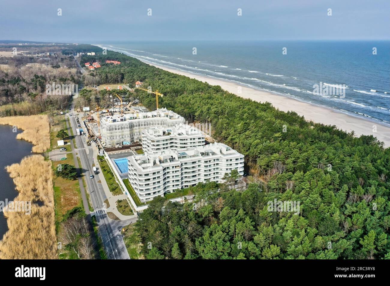 Kolberg, Polonia, 20 aprile 2023: Veduta aerea dell'Hotel Rogowo Pearl, che è in fase di ampliamento con un cantiere, che si affaccia sul Mar Baltico vicino Foto Stock