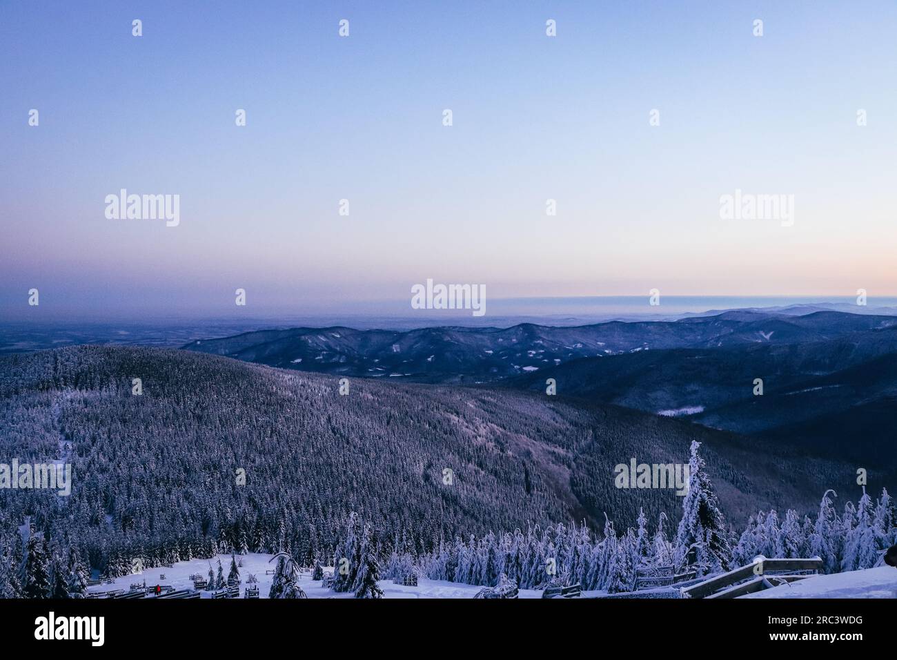 Risveglio mattutino della natura mozzafiato e incontaminata nei mesi invernali illuminato dai colori dell'alba. Foto Stock