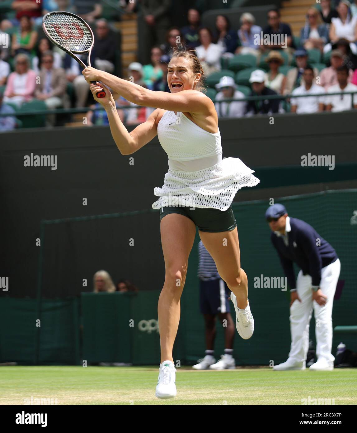 Londra, Regno Unito. 12 luglio 2023. La bielorussa Arnya Sabalenka gioca un backhand nel suo match dei quarti di finale contro l'americana Madison Keys ai campionati di Wimbledon 2023 a Londra mercoledì 12 luglio 2023. Foto di Hugo Philpott/UPI credito: UPI/Alamy Live News Foto Stock