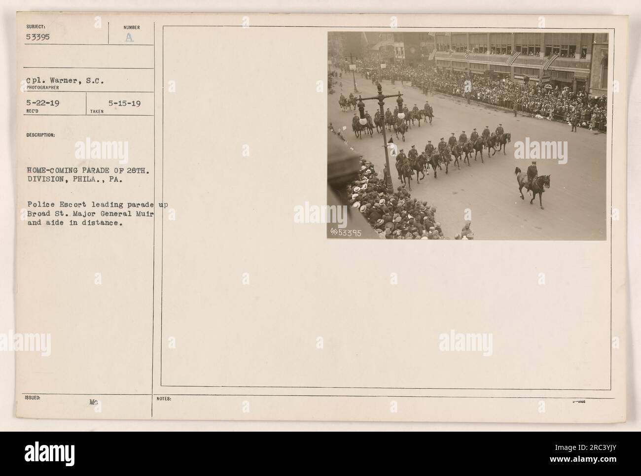 Homecoming Parade della 28esima Divisione, Philadelphia. Scorta della polizia che conduce la sfilata su Broad St. Il maggiore generale Muir e il suo assistente possono essere visti in lontananza. La foto è stata scattata il 22 maggio 1919 e fa parte di una serie che documenta le attività militari americane durante la prima guerra mondiale. Foto Stock