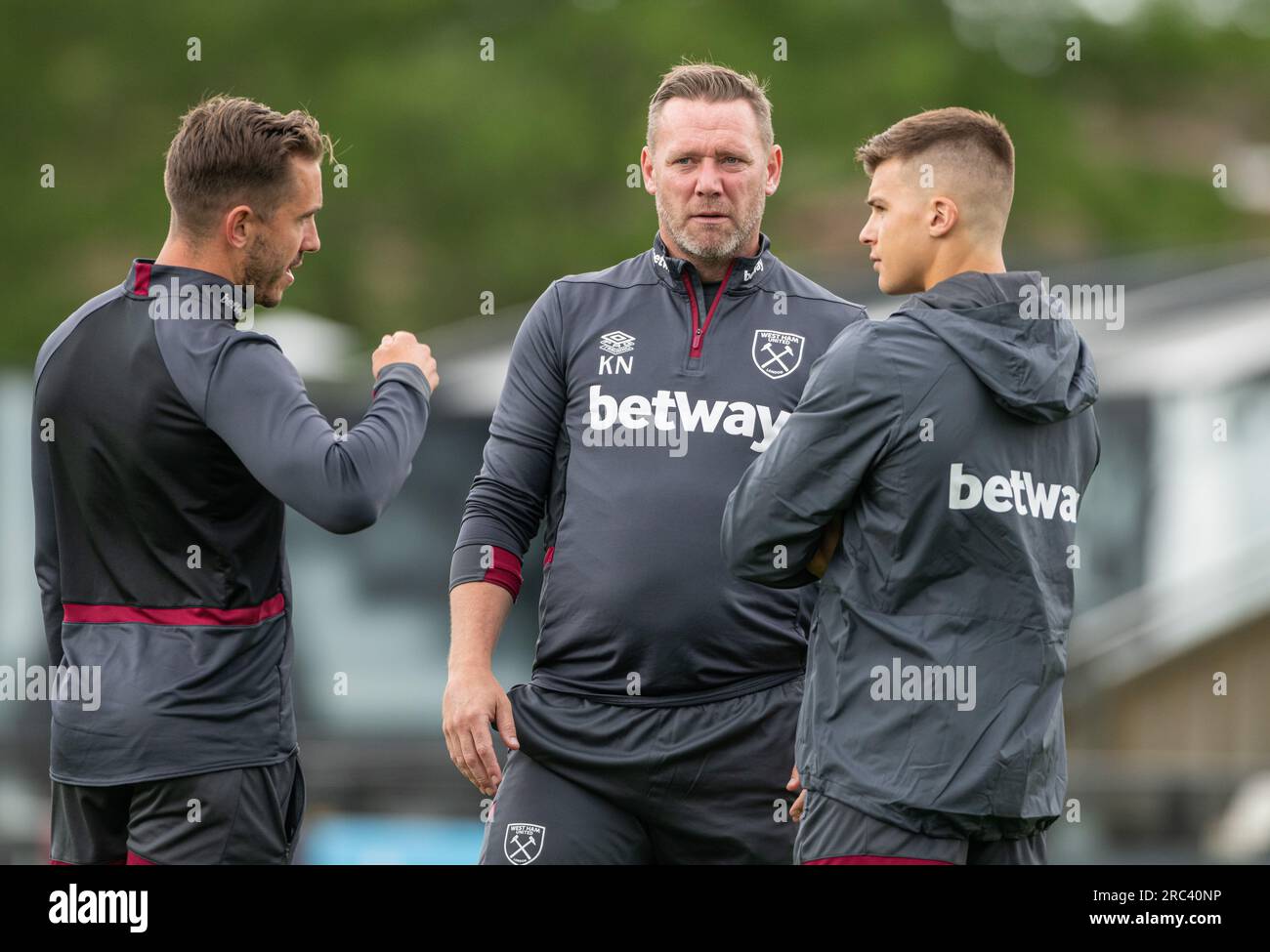 Borehamwood, Hertfordshire, Londra, Inghilterra, 10 luglio 2023. L'allenatore del West Ham Kevin Nolan parla con alcuni giocatori prima del riscaldamento, durante il Borehamwood Football Club V West Ham United Football Club, in un'amichevole pre-stagionale, al Meadow Park, in un'amichevole pre-stagionale. (Immagine di credito: ©Cody Froggatt/Alamy Live News) Foto Stock