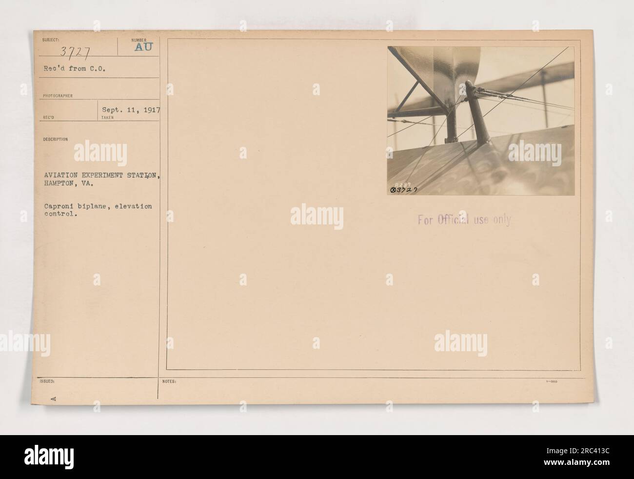 Didascalia: Biplano Caproni che mostra il controllo dell'elevazione alla Aviation Experiment Station di Hampton, Virginia durante la prima guerra mondiale. (Foto ottenuta da C.O. Fotografo - AU ID: 83729, scattato l'11 settembre 1917.) Questa immagine è classificata esclusivamente per uso ufficiale. Foto Stock