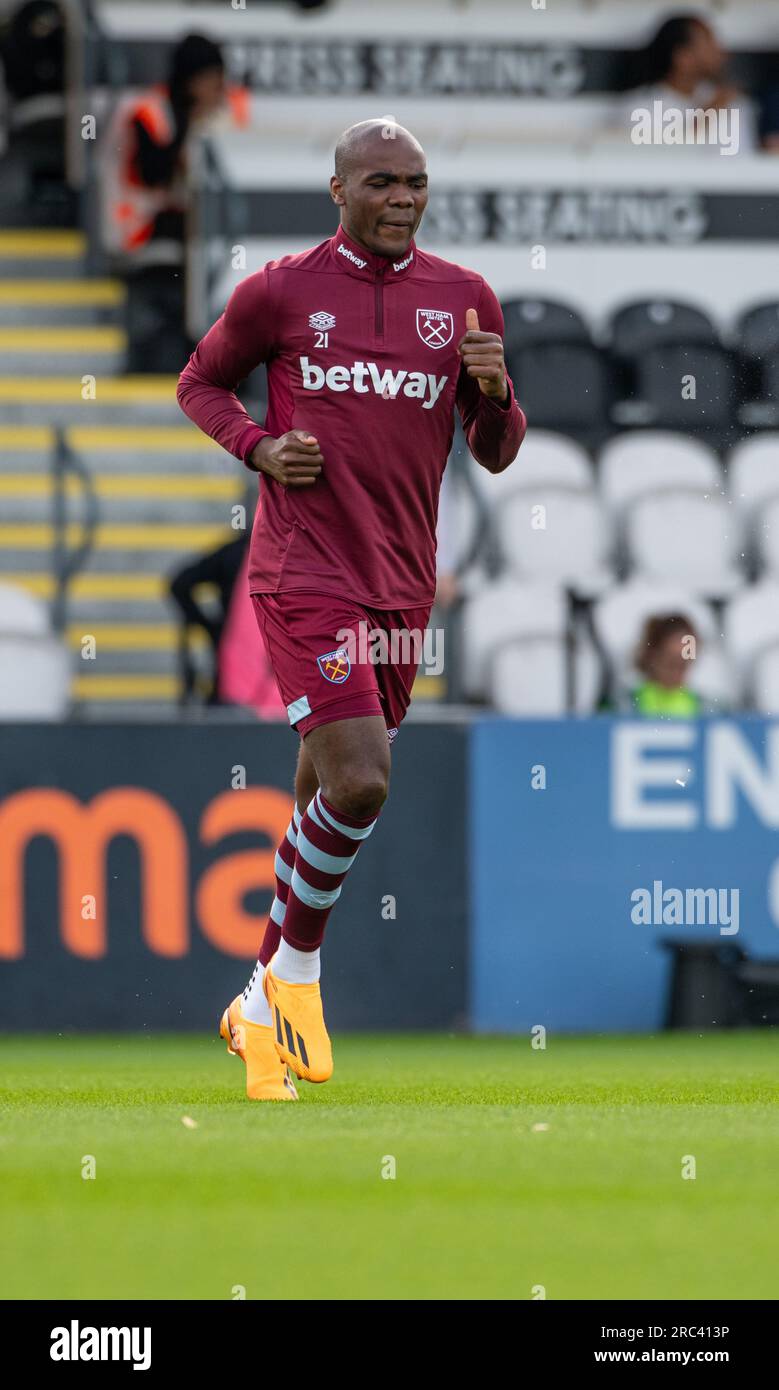 Borehamwood, Hertfordshire, Londra, Inghilterra, 10 luglio 2023. Angelo Ogbonna del West Ham si riscalda prima del calcio d'inizio, durante il Borehamwood Football Club V West Ham United Football Club, in un'amichevole pre-stagione, al Meadow Park. (Immagine di credito: ©Cody Froggatt/Alamy Live News) Foto Stock