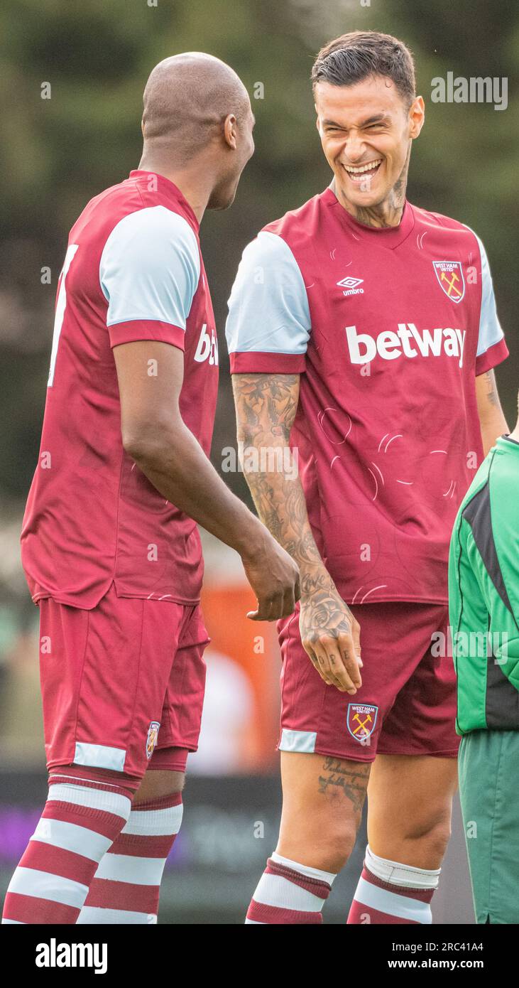 Borehamwood, Hertfordshire, Londra, Inghilterra, 10 luglio 2023. Gianluca Scamacca del West Ham e Angelo Ogbonna condividono una battuta mentre sono in fila davanti al calcio d'inizio, durante il Borehamwood Football Club V West Ham United Football Club, in amichevole pre-stagione, al Meadow Park. (Immagine di credito: ©Cody Froggatt/Alamy Live News) Foto Stock