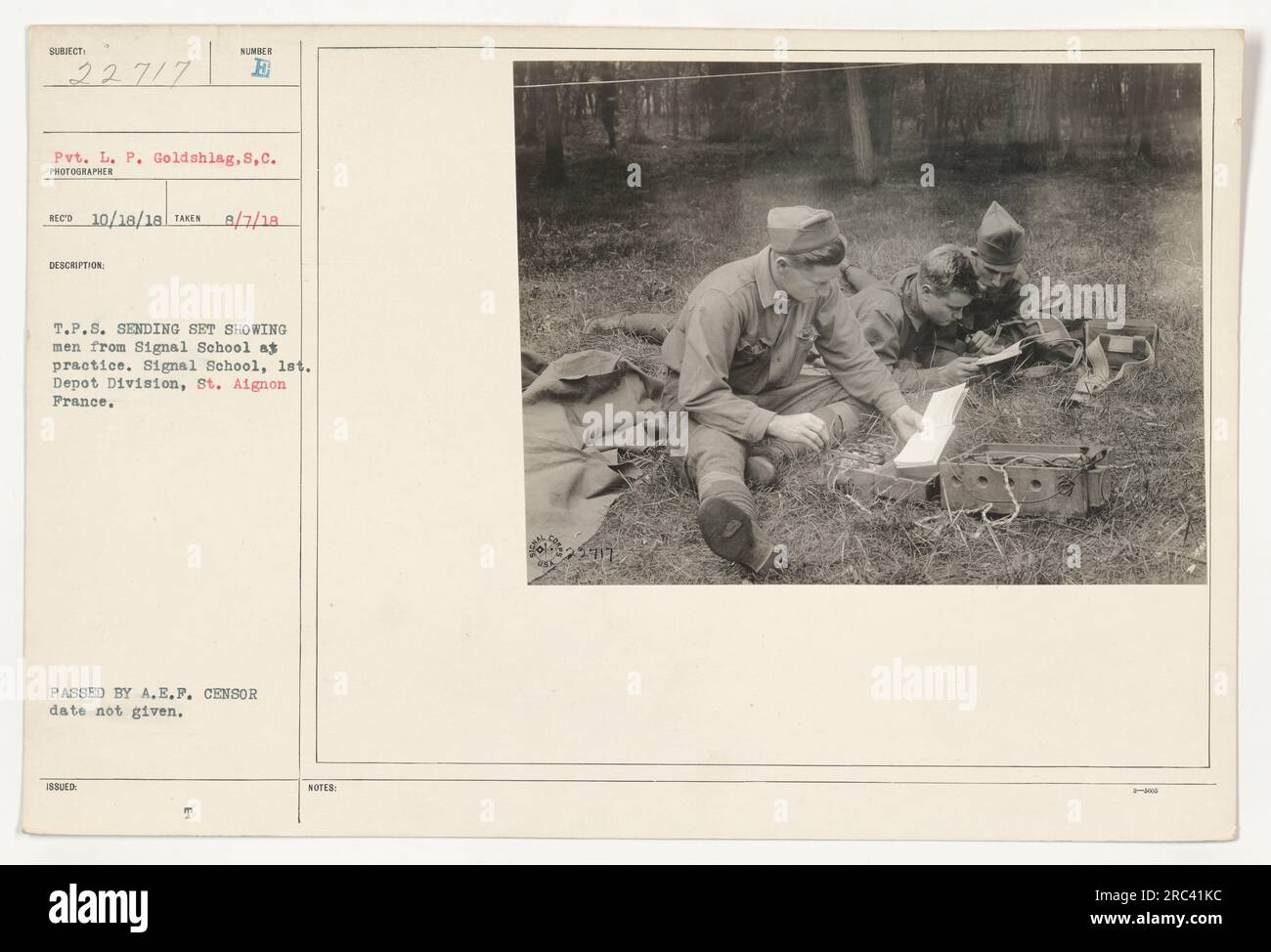 'Segnala gli studenti della scuola che si esercitano usando T.P.S. Set di invio. La fotografia mostra Pvt. L. P. Goldshlag del Signal Corps. Scattata il 7 agosto 1918 alla Signal School, 1st Depot Division, St. Aignon, Francia. La fotografia è stata ricevuta e autorizzata dall'A.E.F. Censurare una data sconosciuta." Foto Stock