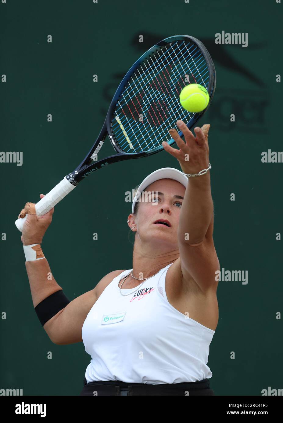 12 luglio 2023; All England Lawn Tennis and Croquet Club, Londra, Inghilterra: Torneo di tennis di Wimbledon; Lucy Shuker (GBR) serve ad Aniek Van Koot (NED) , carte per le donne in sedia a rotelle, credito match: Action Plus Sports Images/Alamy Live News Foto Stock