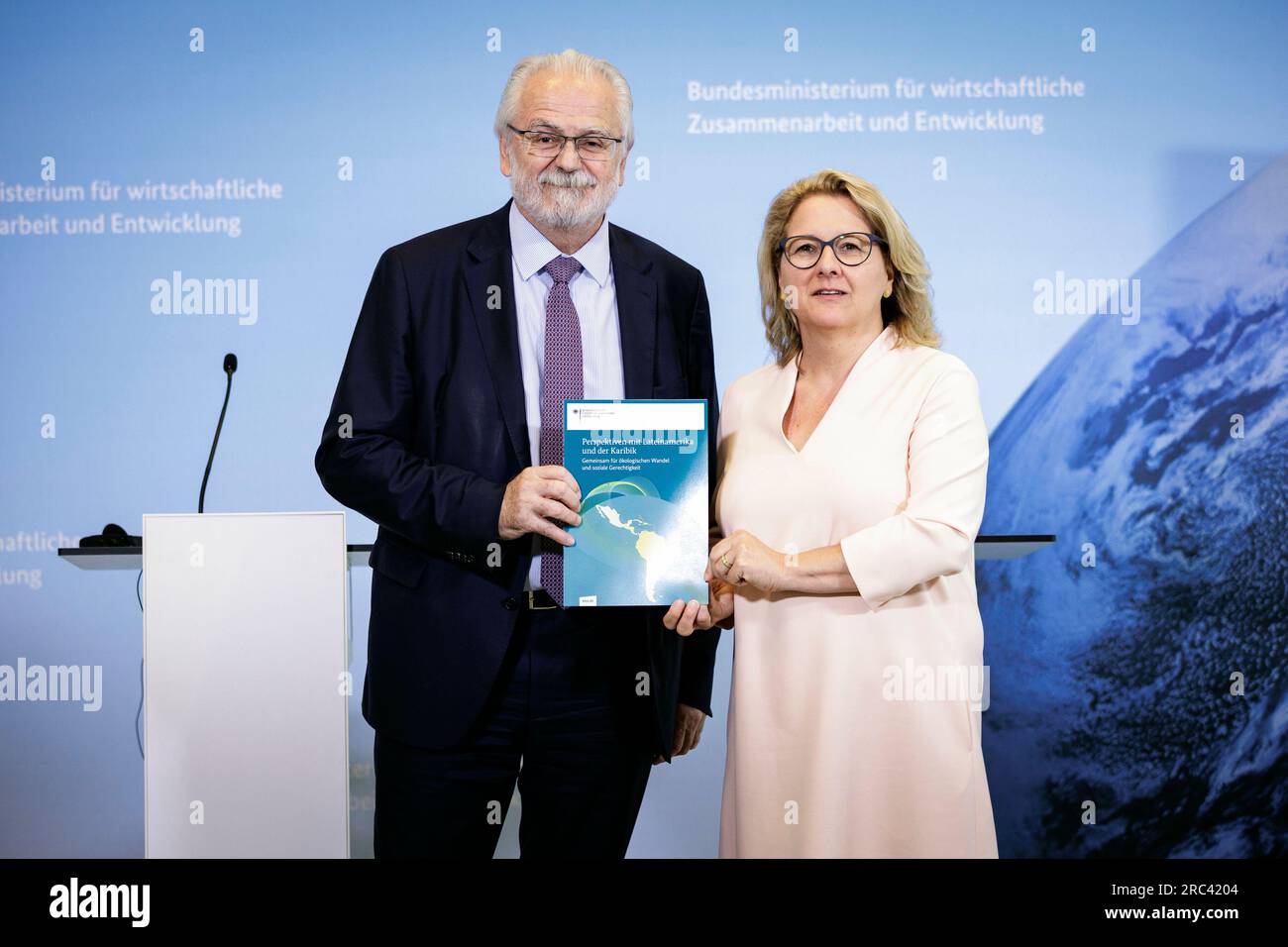 Berlino, Deutschland. 12 luglio 2023. (RL) Conferenza stampa sul tema "prospettive con l'America Latina e i Caraibi: Insieme per il cambiamento ecologico e la giustizia sociale" con Svenja Schulze, ministro federale della cooperazione e dello sviluppo economico, e Roberto Jaguaribe, ambasciatore del Brasile e portavoce dei paesi dell'America Latina a Berlino. Berlino, 12 luglio 2023. Credito: dpa/Alamy Live News Foto Stock