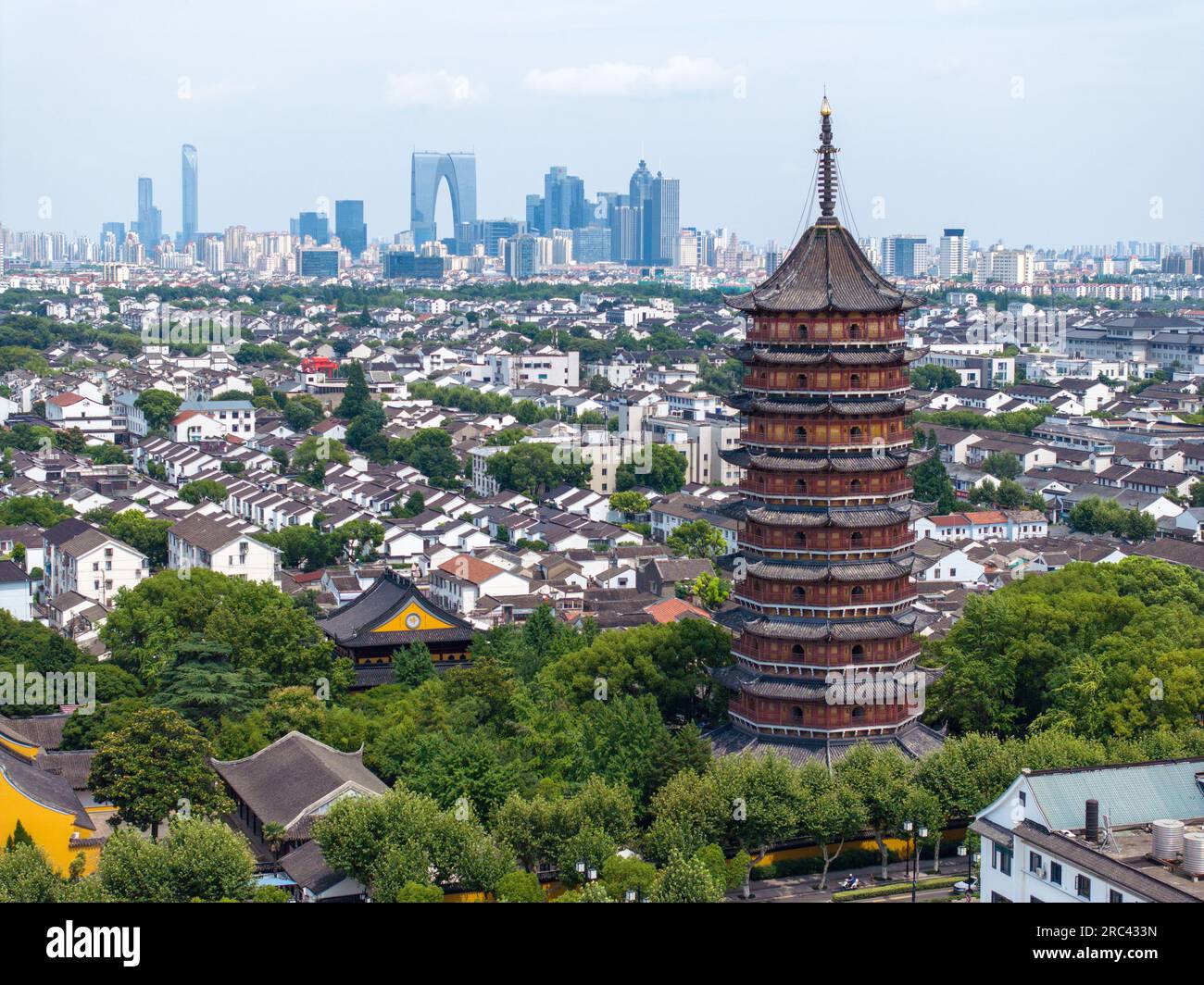 (230712) -- SUZHOU, 12 luglio 2023 (Xinhua) -- questa foto aerea scattata il 4 luglio 2023 mostra la Pagoda Beisi a Suzhou, nella provincia di Jiangsu della Cina orientale. Suzhou, una città con una storia di oltre 2.500 anni, è definita come il paradiso sulla terra in un famoso adagio cinese. (Xinhua/li Bo) Foto Stock