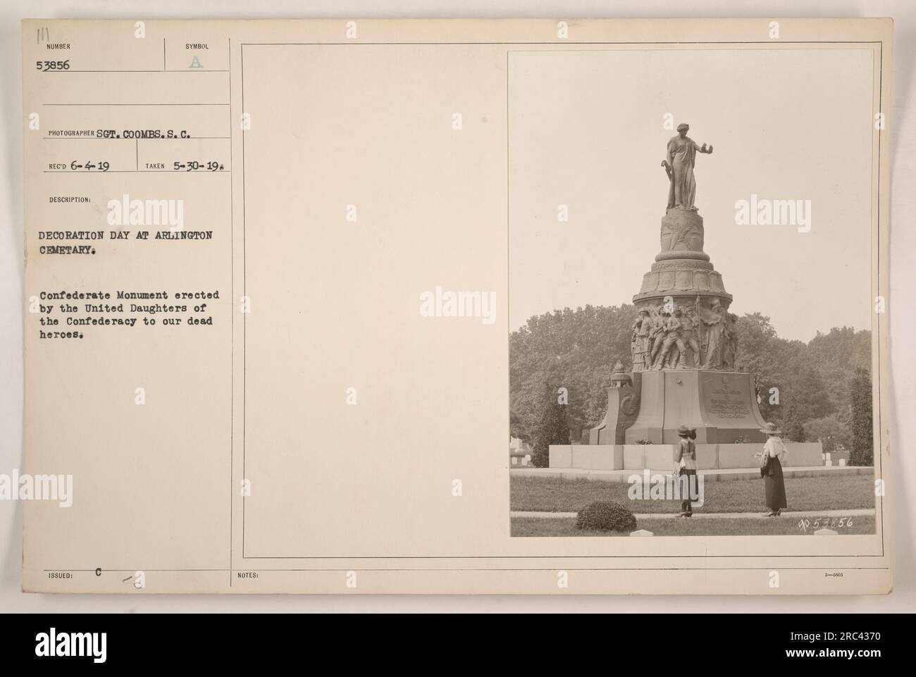 Le famiglie si riuniscono al Cimitero di Arlington il giorno della decorazione per onorare gli eroi caduti. Le United Daughters of the Confederacy eressero un monumento confederato, dedicato ai propri soldati caduti. La fotografia, scattata dal sergente Coombs, è stata ricevuta il 6 giugno 1919 e il simbolo al cimitero è stato catturato il 30 maggio 1919." Foto Stock