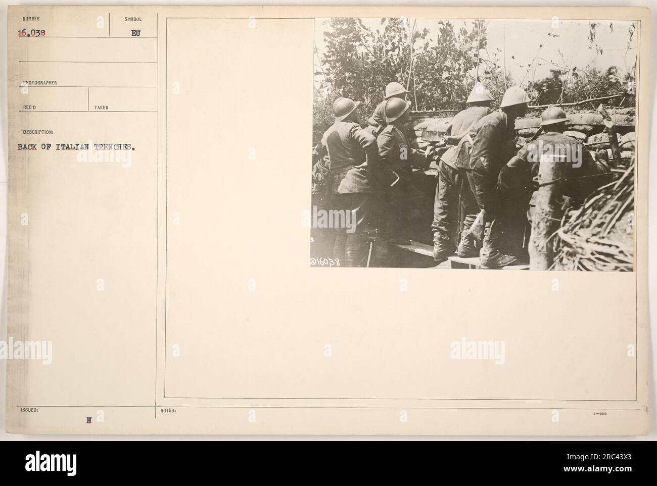 Soldati americani dietro le trincee italiane durante la prima guerra mondiale. La foto sembra essere etichettata con il numero 16.038, scattata dal fotografo Reco e rilasciata da H Symbol EU. Nota: 16038 è scritto sul retro della foto. Foto Stock