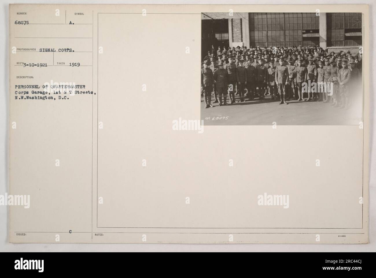 Personale del Quartermaster Corps Garage a Washington, D.C., nel 1919. Questa fotografia, scattata dal corpo dei segnali, mostra la squadra al lavoro. Il garage era situato in 1st & T Street, N.W. Questa immagine è numerata 68075 ed è stata scattata il 10 marzo 1921. Foto Stock