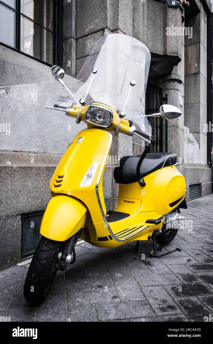 Vespa gialla parcheggiata, Amsterdam Foto Stock