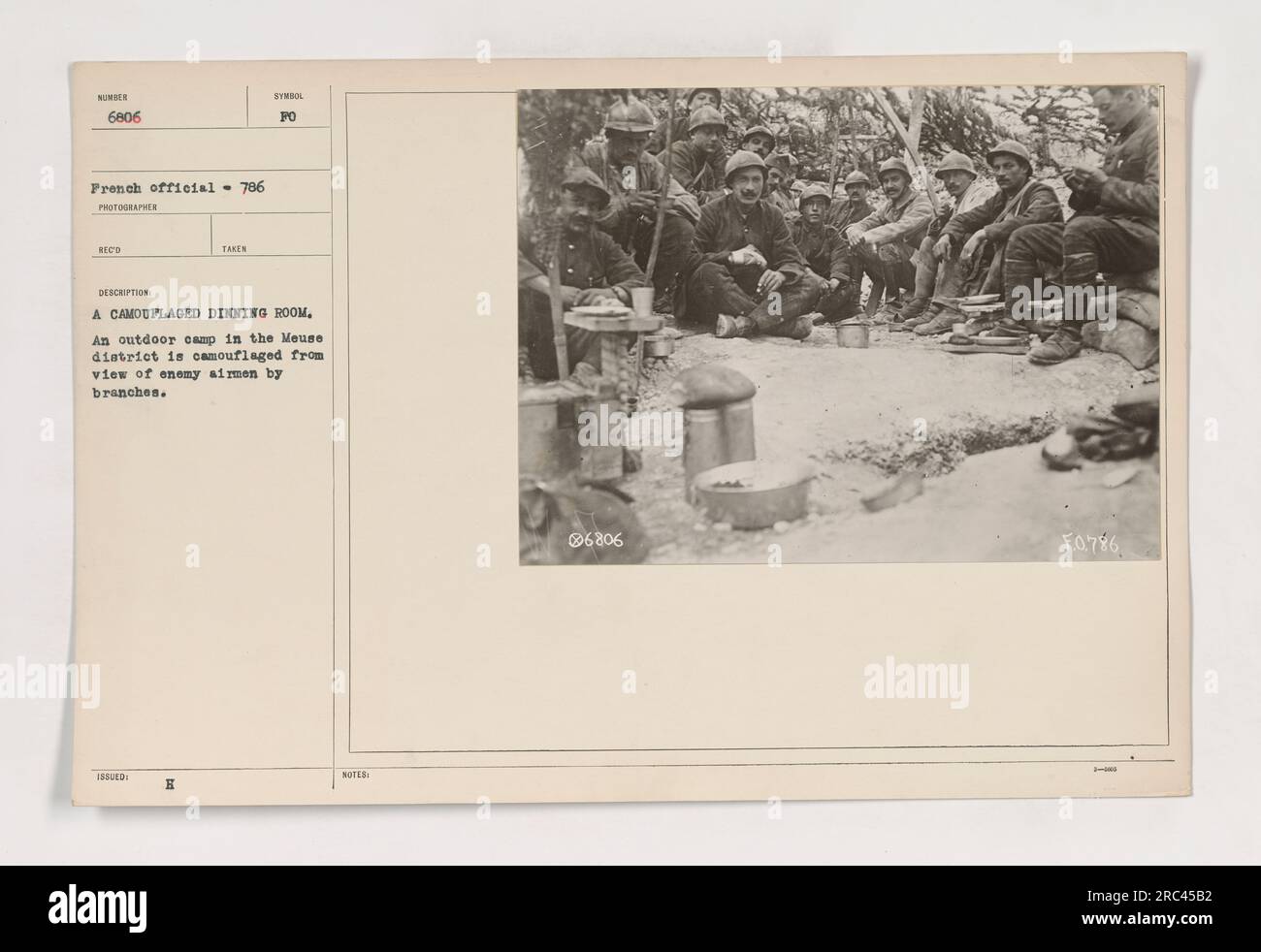 Una sala da pranzo mimetica in un campo all'aperto nel quartiere della Mosa durante la prima guerra mondiale. La zona pranzo è coperta da rami per nasconderla agli aviatori nemici, fornendo protezione al personale militare mentre mangia. Fotografia scattata da un fotografo ufficiale francese, identificato come 111-SC-6806. Foto Stock