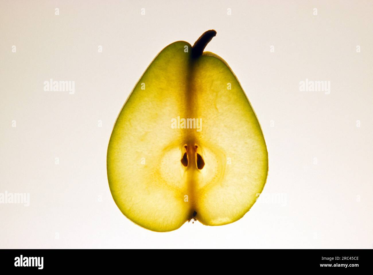 Alimenti come frutta, pera, fette di sezione su lightbox mostra levetta, core e PIP. Foto Stock