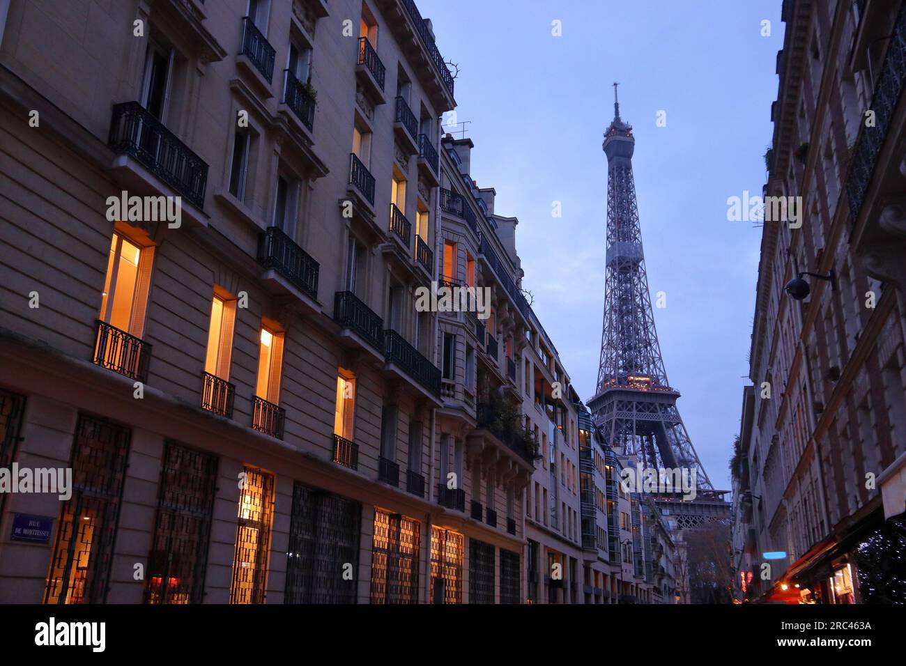 Parigi 7 ° Arrondissement vista città in serata. Torre Eiffel sullo sfondo. Foto Stock