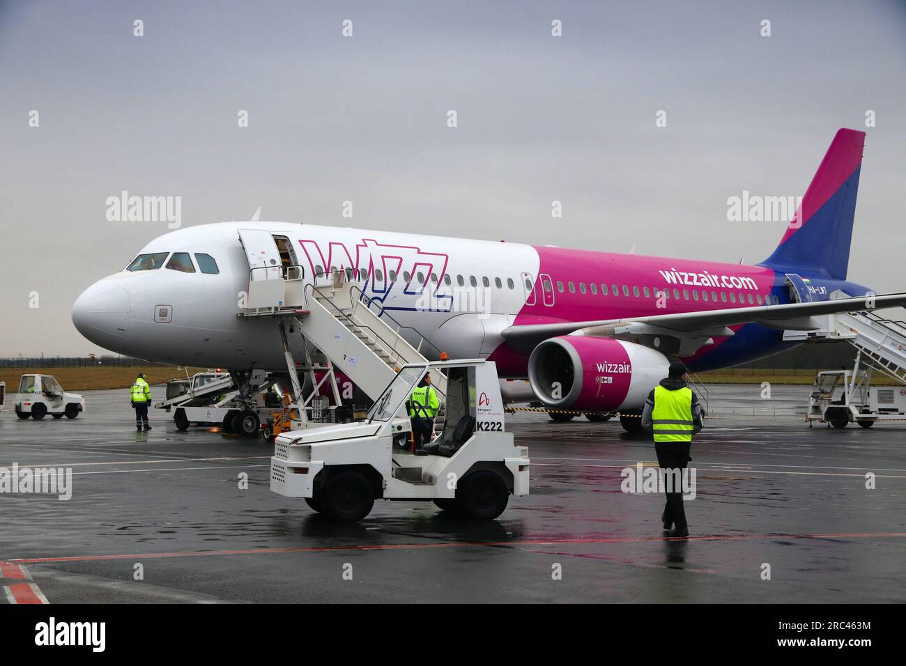 BEAUVAIS, FRANCIA - 11 DICEMBRE 2019: I passeggeri sbarcano dall'Airbus A320 sotto la pioggia della compagnia aerea a basso costo Wizzair all'aeroporto di Beauvais, Francia. Imbarco b Foto Stock