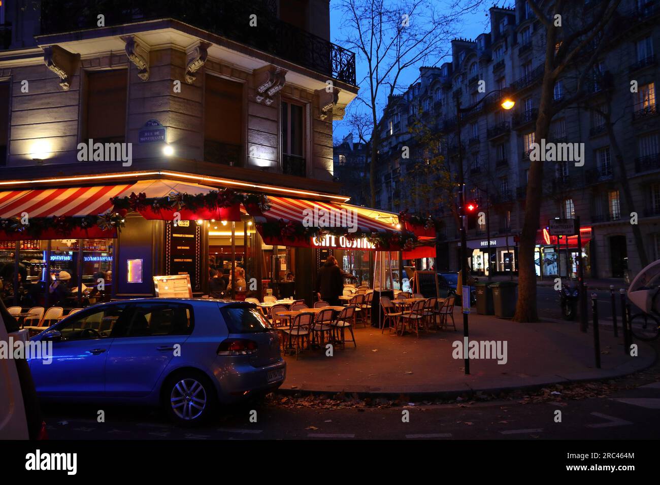PARIGI, FRANCIA - 10 DICEMBRE 2019: La gente visita un caffè locale nel 7° Arrondissement di Parigi, Francia. Parigi è la città più grande della Francia, con 12,5 mulini Foto Stock
