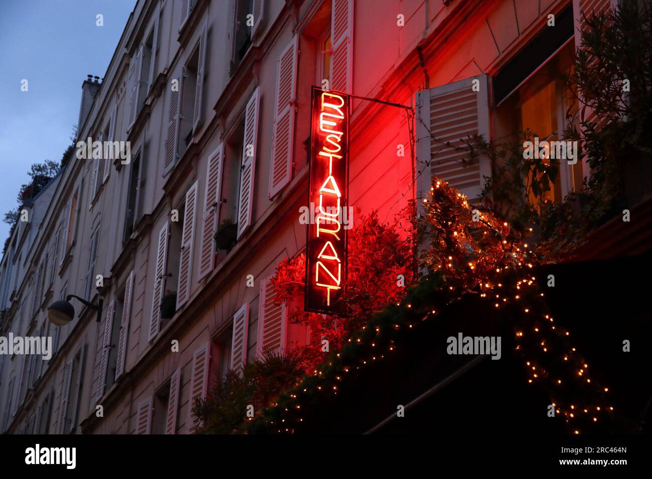 Parigi 7° Arrondissement vista della città in serata. Cartello generico al neon del ristorante. Foto Stock