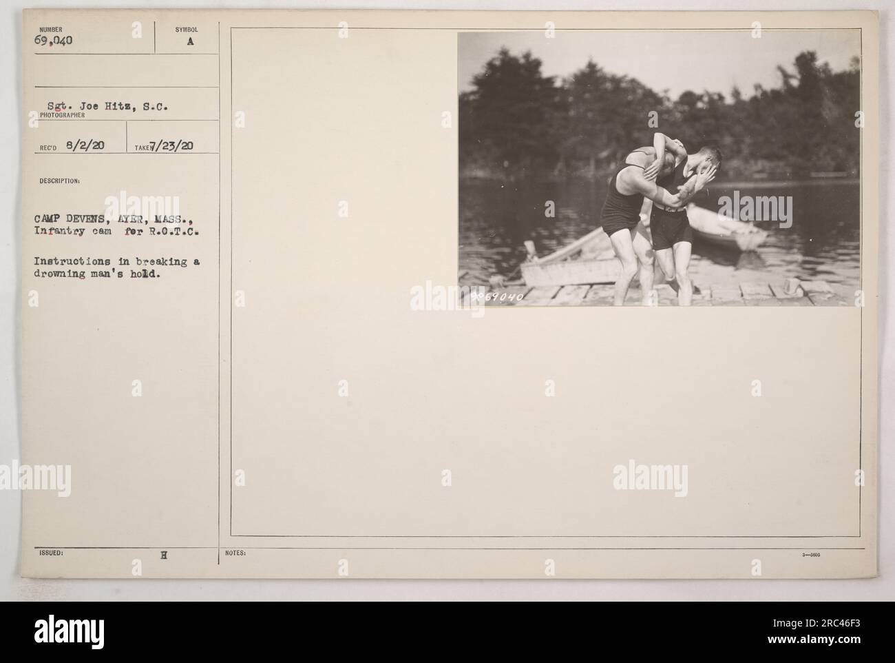 Soldati a Camp Devens ad Ayer, Massachusetts, ricevendo istruzioni su come rompere la presa di un uomo annegato durante l'addestramento R.O.T.C. Il sergente Joe Hits ha scattato questa foto il 23 luglio 1920. È stato successivamente pubblicato su Eco Magazine il 2 agosto 1920, con la descrizione e il numero di identificazione (69.040). Foto Stock