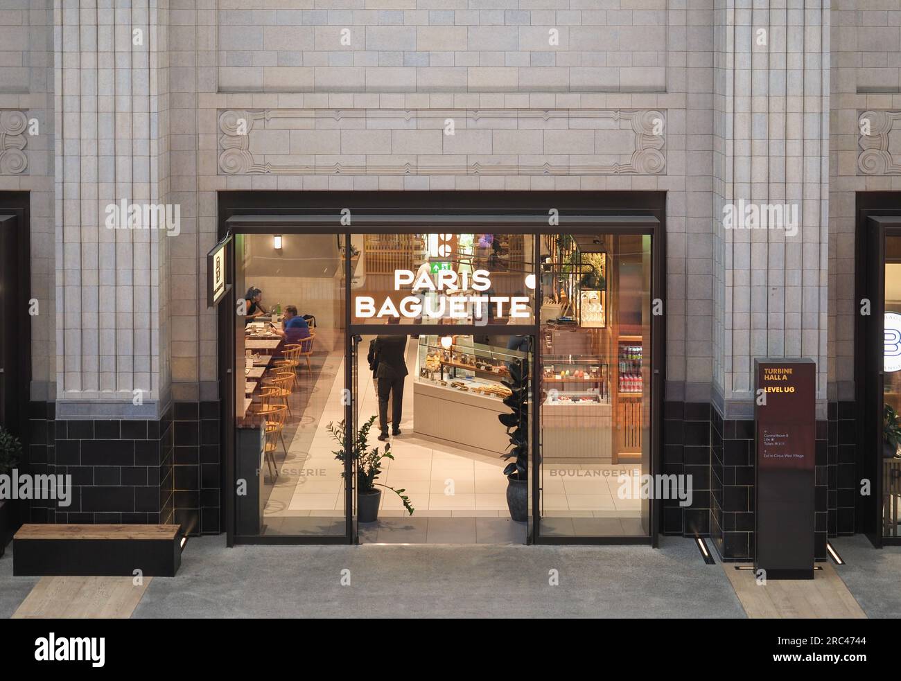 LONDRA, Regno Unito - 7 GIUGNO 2023: Vetrina di Parigi baguette Foto Stock