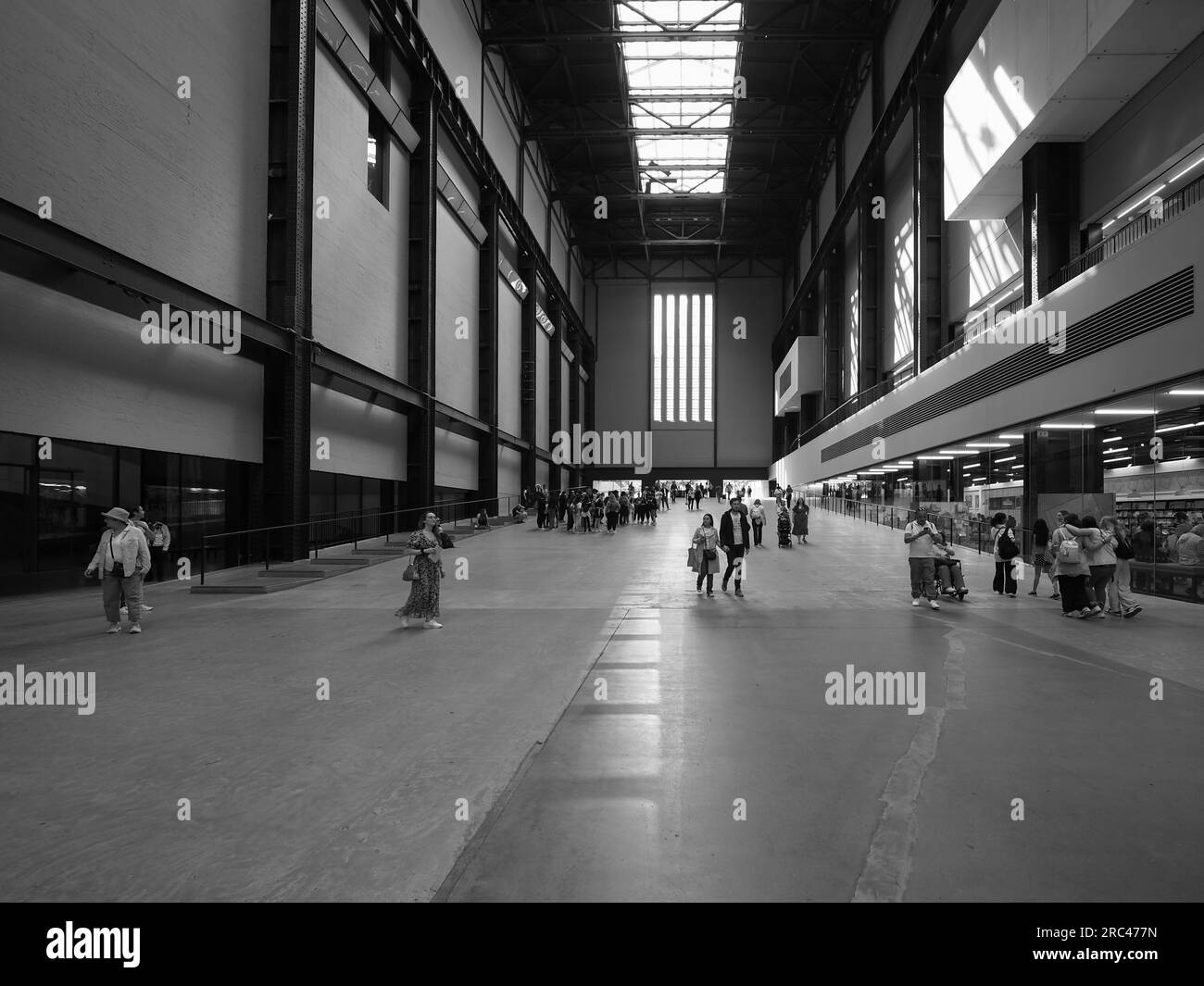 LONDRA, Regno Unito - 8 GIUGNO 2023: Sala delle turbine Tate Modern nella centrale elettrica di South Bank in bianco e nero Foto Stock