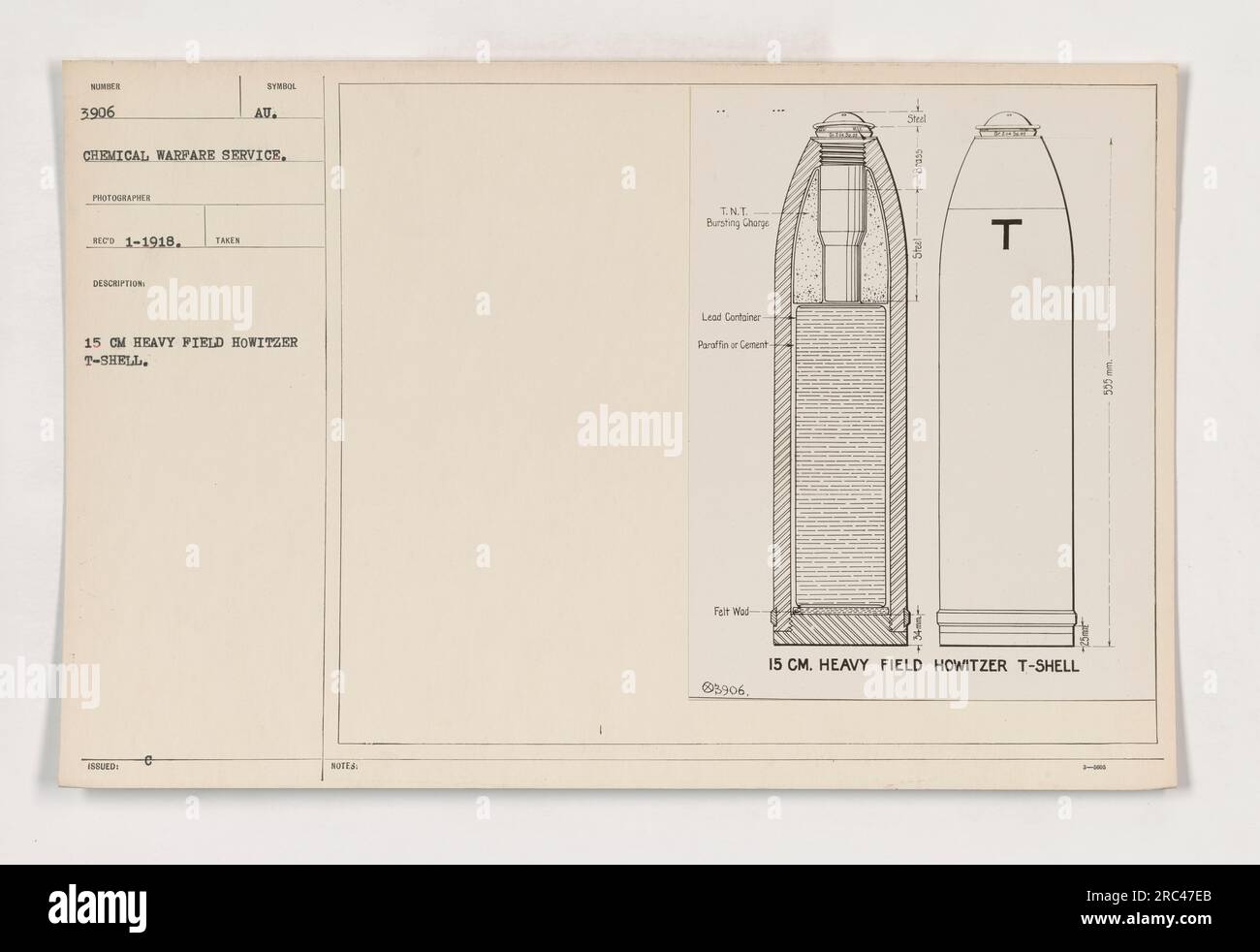 L'immagine mostra un guscio a T dell'obice da campo pesante da 15 cm con una carica di scoppio TNT. Il guscio è realizzato in acciaio e ottone ed è gestito da un membro del Chemical Warfare Service durante la prima guerra mondiale. Foto Stock