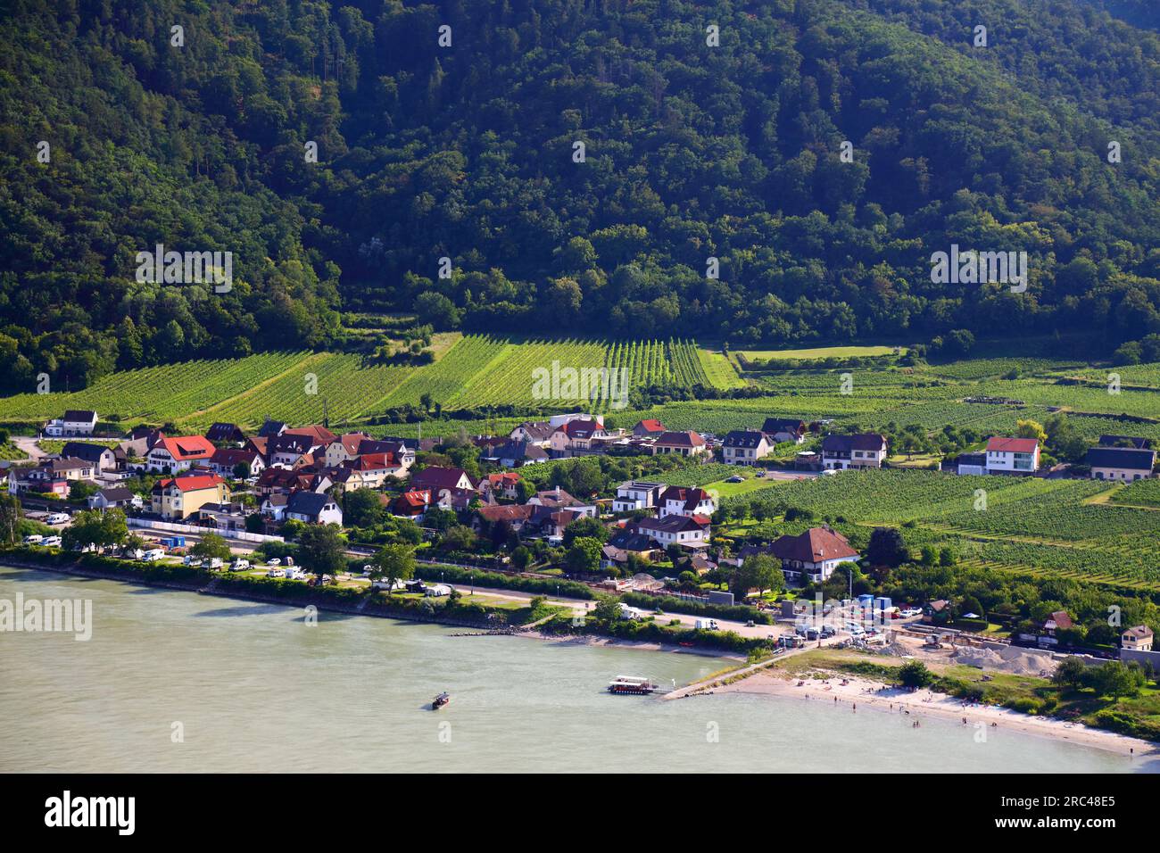 Estate austriaca. Paesaggio della valle del fiume Danubio - regione di Wachau. Villaggio di Arnsdorf. Foto Stock