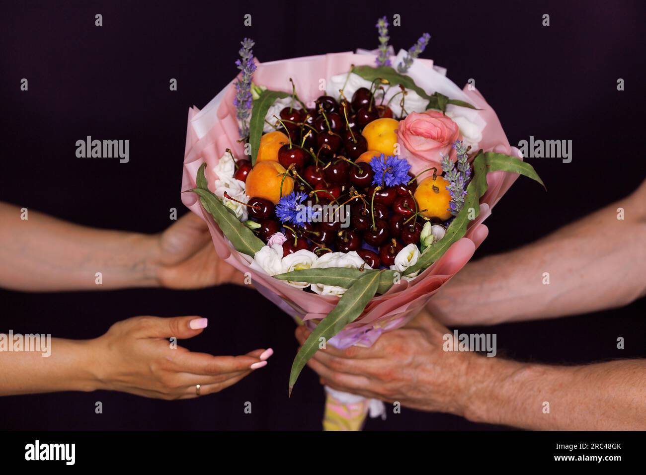 bouquet commestibile di fiori di frutta e rose regalo magico Foto Stock