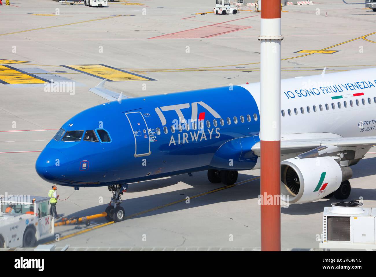 VENEZIA, ITALIA - 22 MAGGIO 2023: Aereo passeggeri ITA Airways Airbus A320 presso l'aeroporto Marco Polo di Venezia in Italia. E' un importante aeroporto internazionale Foto Stock