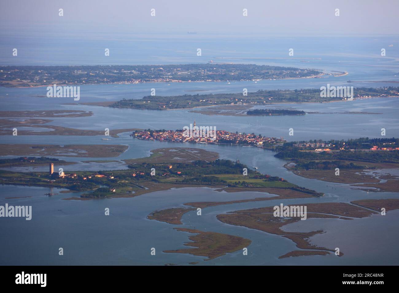 Burano città dell'isola nella laguna veneta, Italia. Vista aerea. Foto Stock