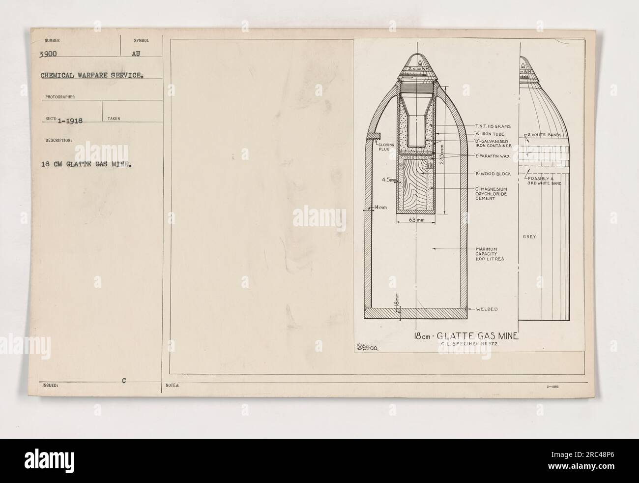 111-SC-3900 MER 3,900: Una fotografia scattata nel 1918 da un fotografo del Chemical Warfare Service. L'immagine mostra una miniera di gas glatte con vari componenti. La miniera è costituita da un contenitore di ferro, galvanizzato, riempito con 115 grammi di TNT. Il contenitore è sigillato con un tappo di paraffina e blocchi di legno. Un'altra sostanza identificata è un cemento cloruro di magnesio. La capacità massima della miniera è di 600 litri e ha due bande bianche, con la possibilità di una terza banda bianca nel mix. Foto Stock
