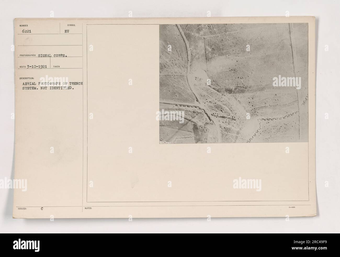 Fotografia aerea scattata dal Signal Corps che raffigura un sistema di trincee non identificato durante la prima guerra mondiale. L'immagine fa parte della serie Maps and Charts NIMICE, con numero di protocollo 6221. La fotografia è stata scattata il 10 marzo 1921 e viene utilizzata per scopi di ricognizione. Foto Stock